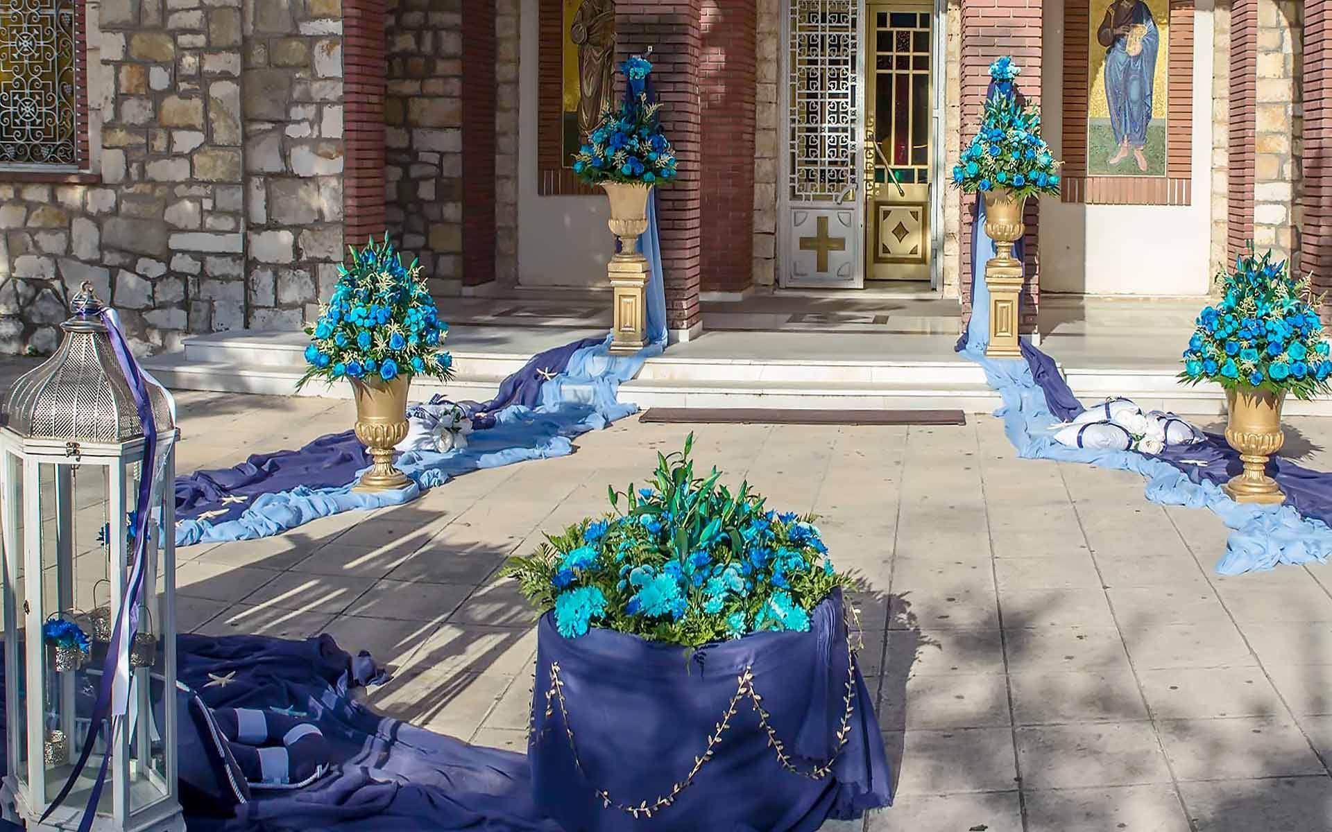 Golden-Columns-With-Flowers-In-Shades-Of-Blue-by-Diamond-Events-christening