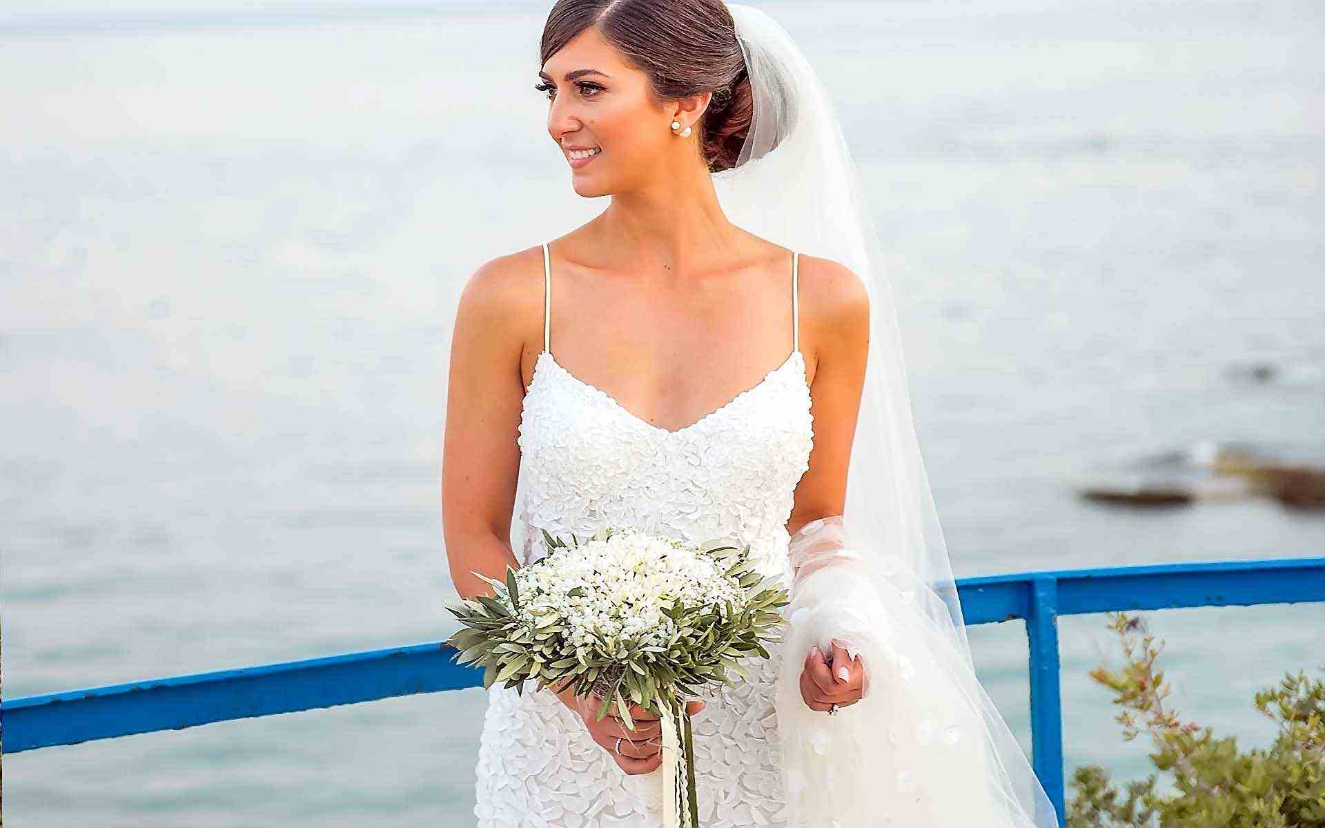 A-Beautiful-Bride-With-A-Chic-Olive-Branches-Pretty-Bouquet-by-Diamond-Events