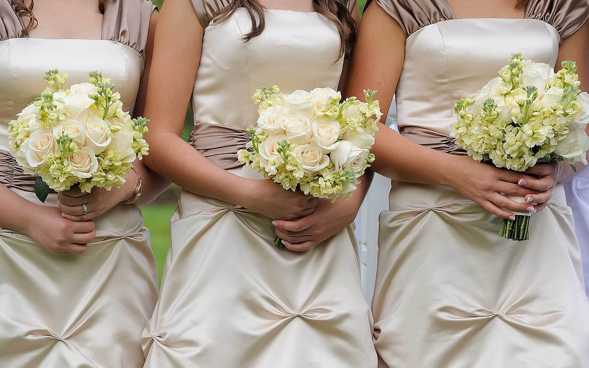 Chic-And-Sweet-Bridesmaids-Bouquets-Elegantly-White-by-Diamond-Events