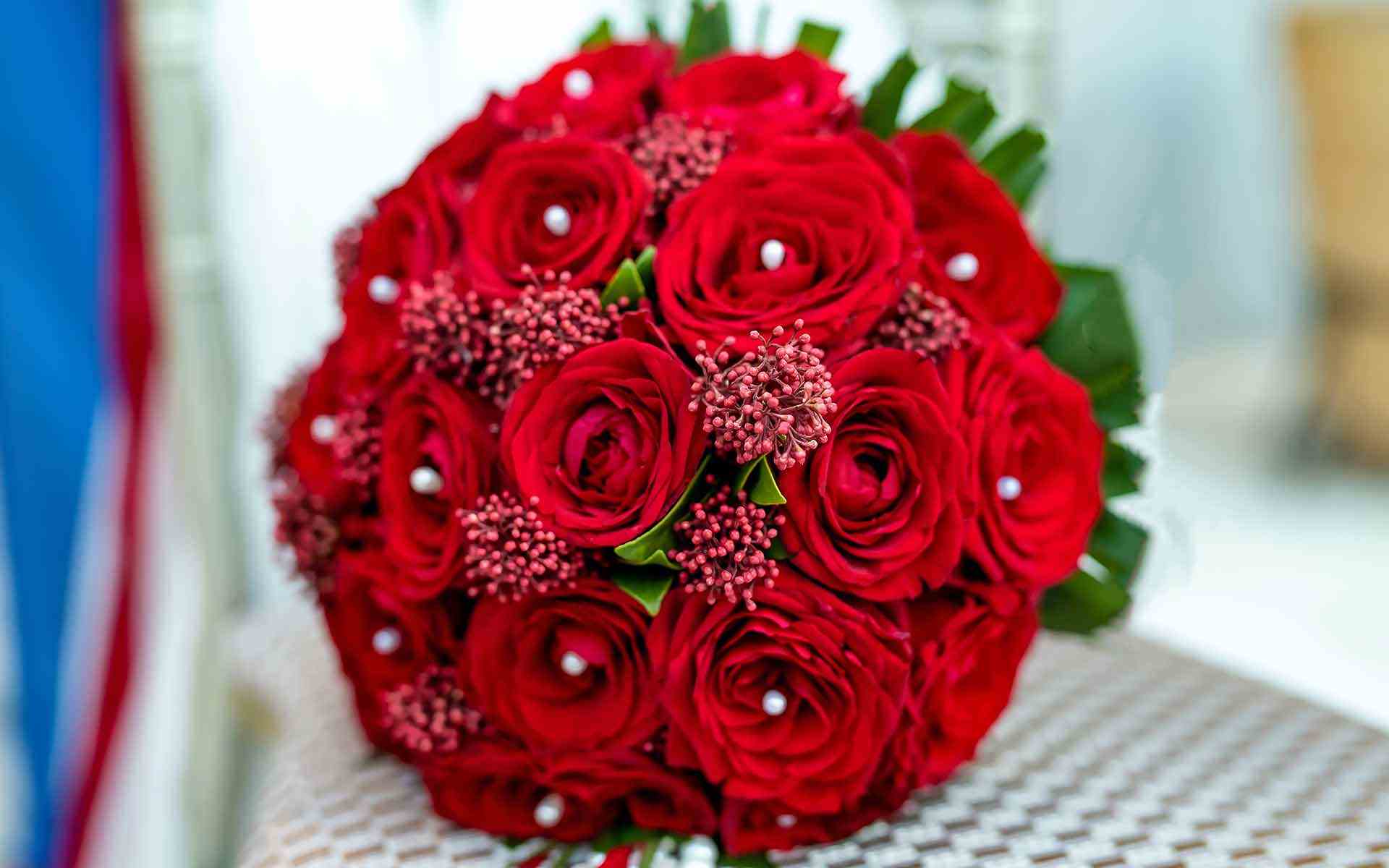 Christmas-Wedding-Bouquet-With-Red-Roses-by-Diamond-Events