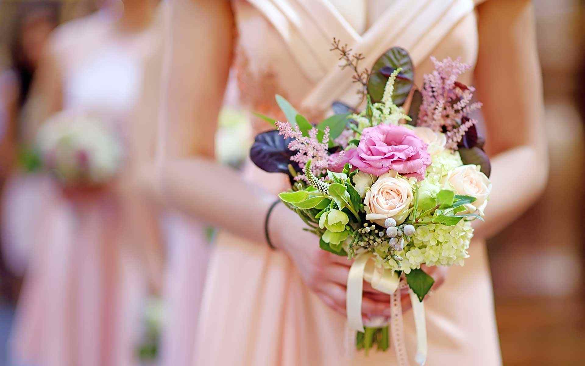 This-Bouquets-Exudes-Romance-And-Elegance-With-A-Pop-Of-Fun-And-Chic-Flair