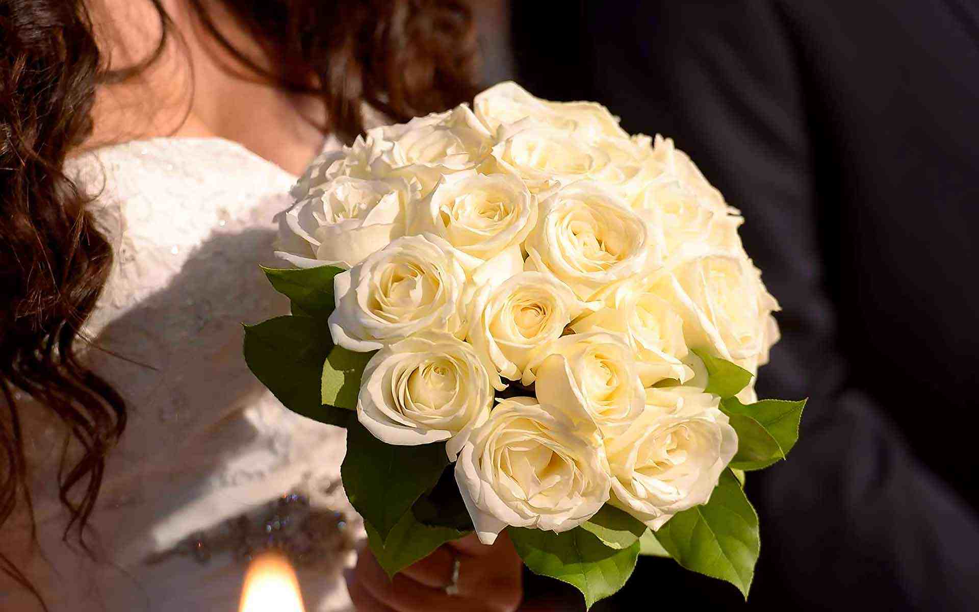 Timeless-Elegant-White-Rose-Bouquet-by-Diamond-Events-Wedding-Event-planning-services