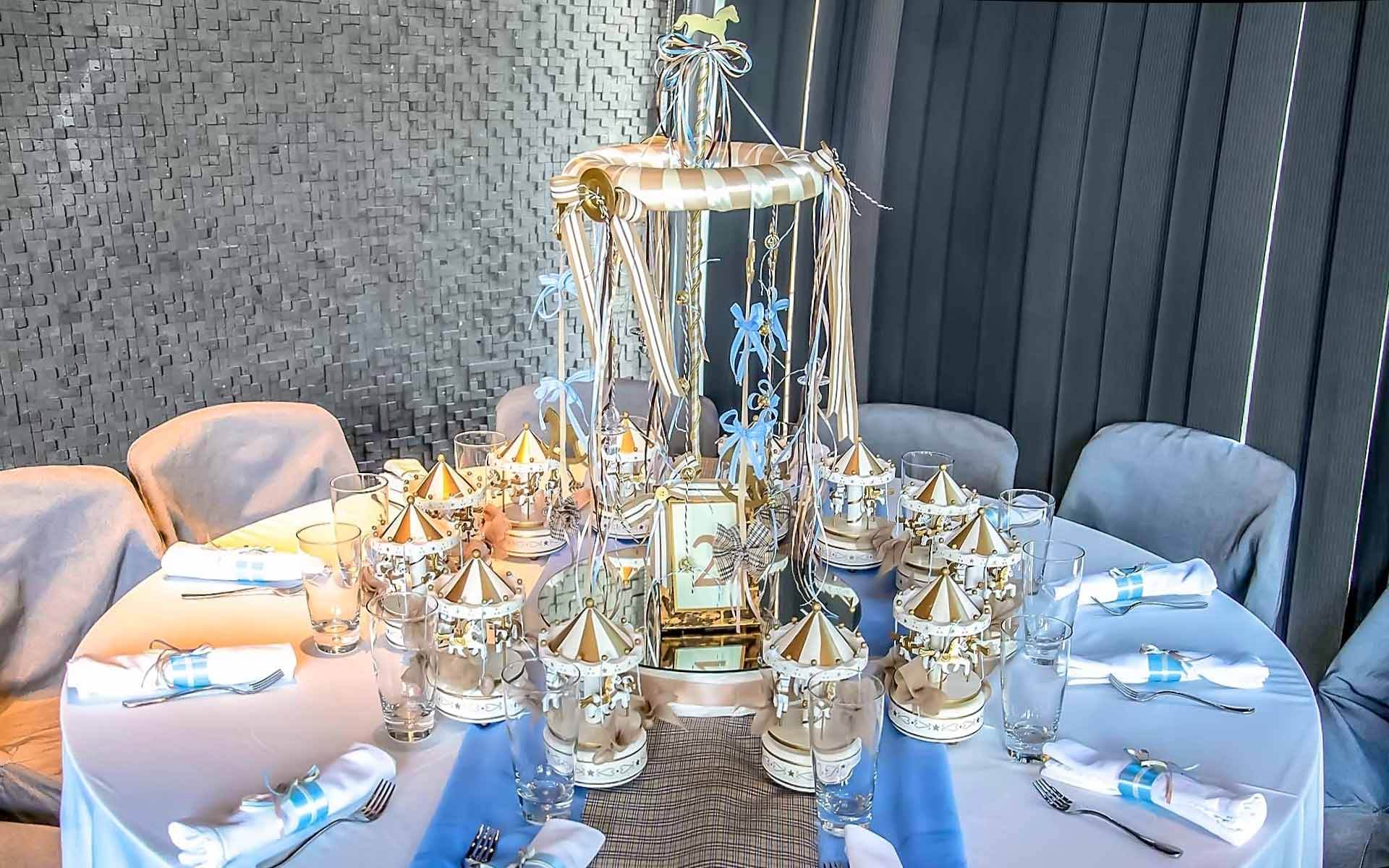 A-Carousel-Sets-The-Scene-For-This-Exquisite-Centerpiece
