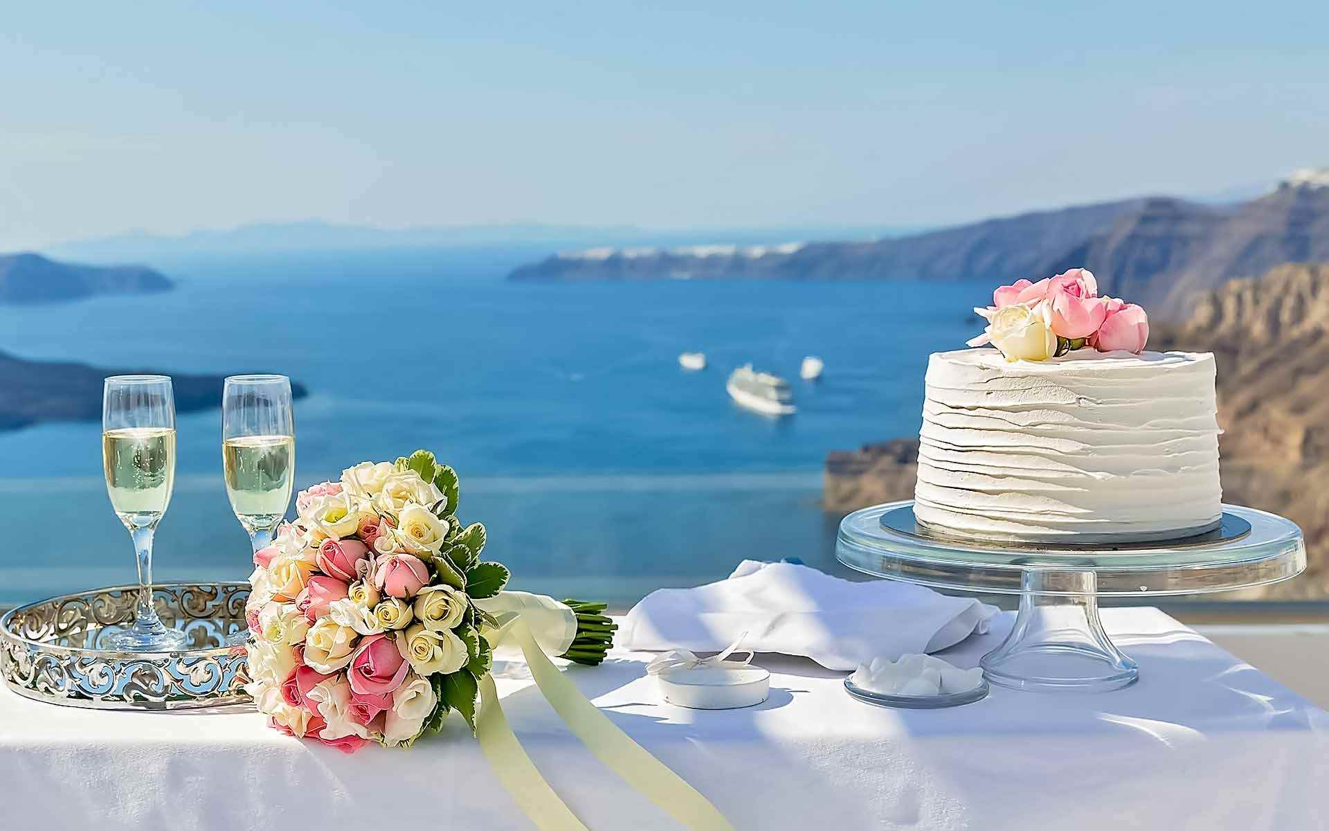 A-Breathtaking-View-And-Champagne-For-Two-Perfect-Spot-For-Newlyweds-Cake-Cutting