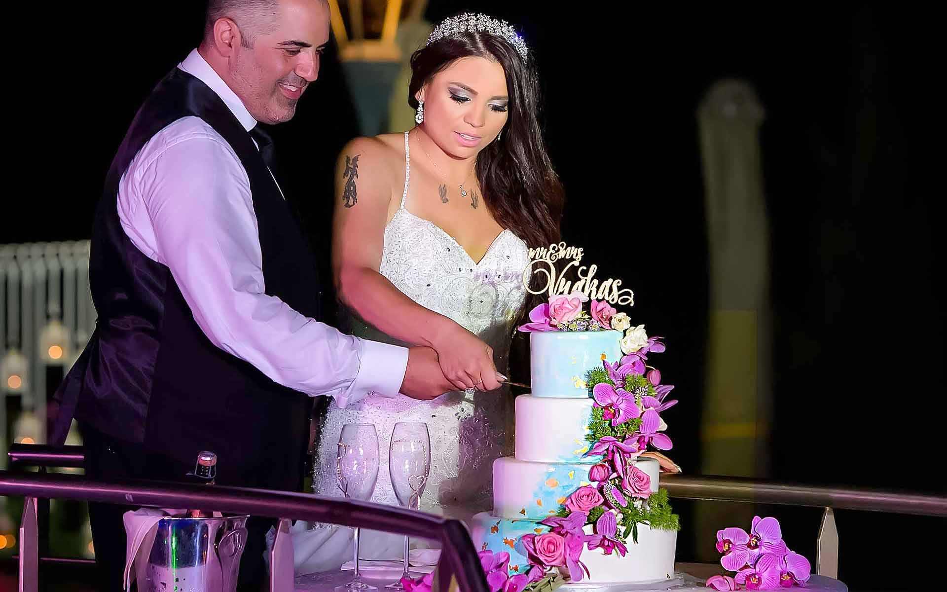 Cutting-The-Cake-Is-A-Romantic-Symbolic-Moment-On-Every-Wedding-Day