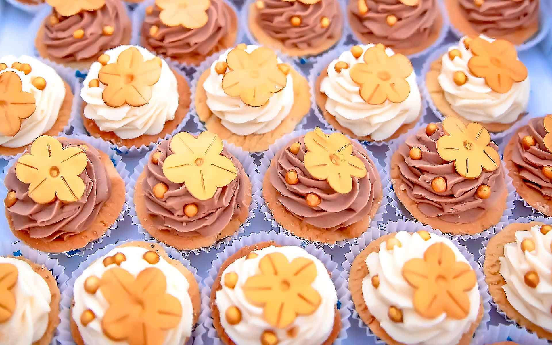 Gorgeous-Wedding-Cupcake-Design-With-Gold-Wrappers-by-Diamond-Events