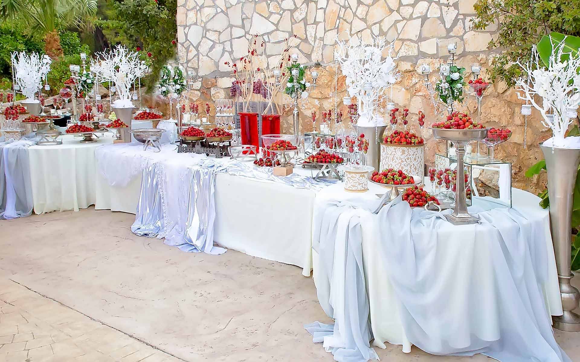 Impressive-Buffet-With-Strawberries-Champagnes-by-Diamond-Events