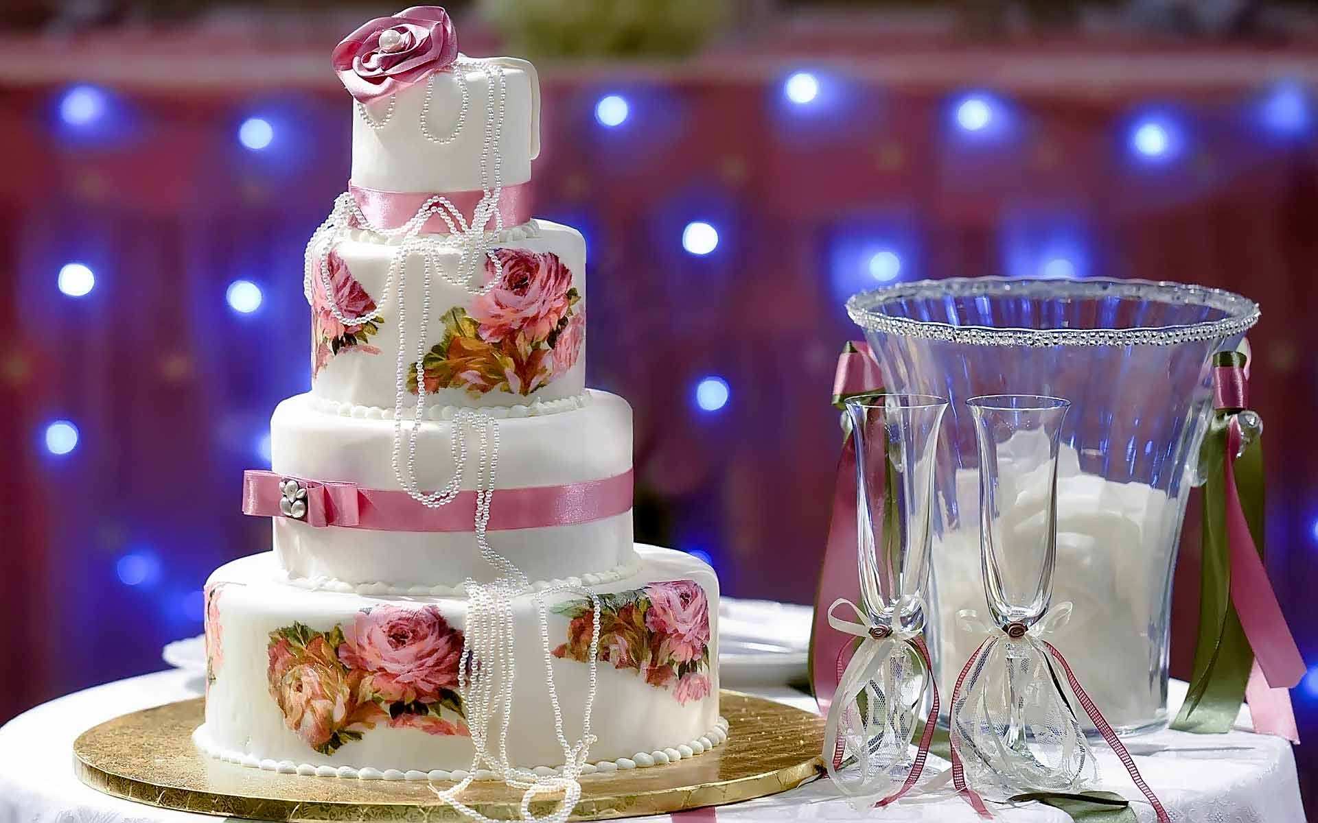 Vintage-Chic-Wedding-Cake-Painted-With-Embroidered-Looking-Flower-Details-And-Draped-In-Pearls