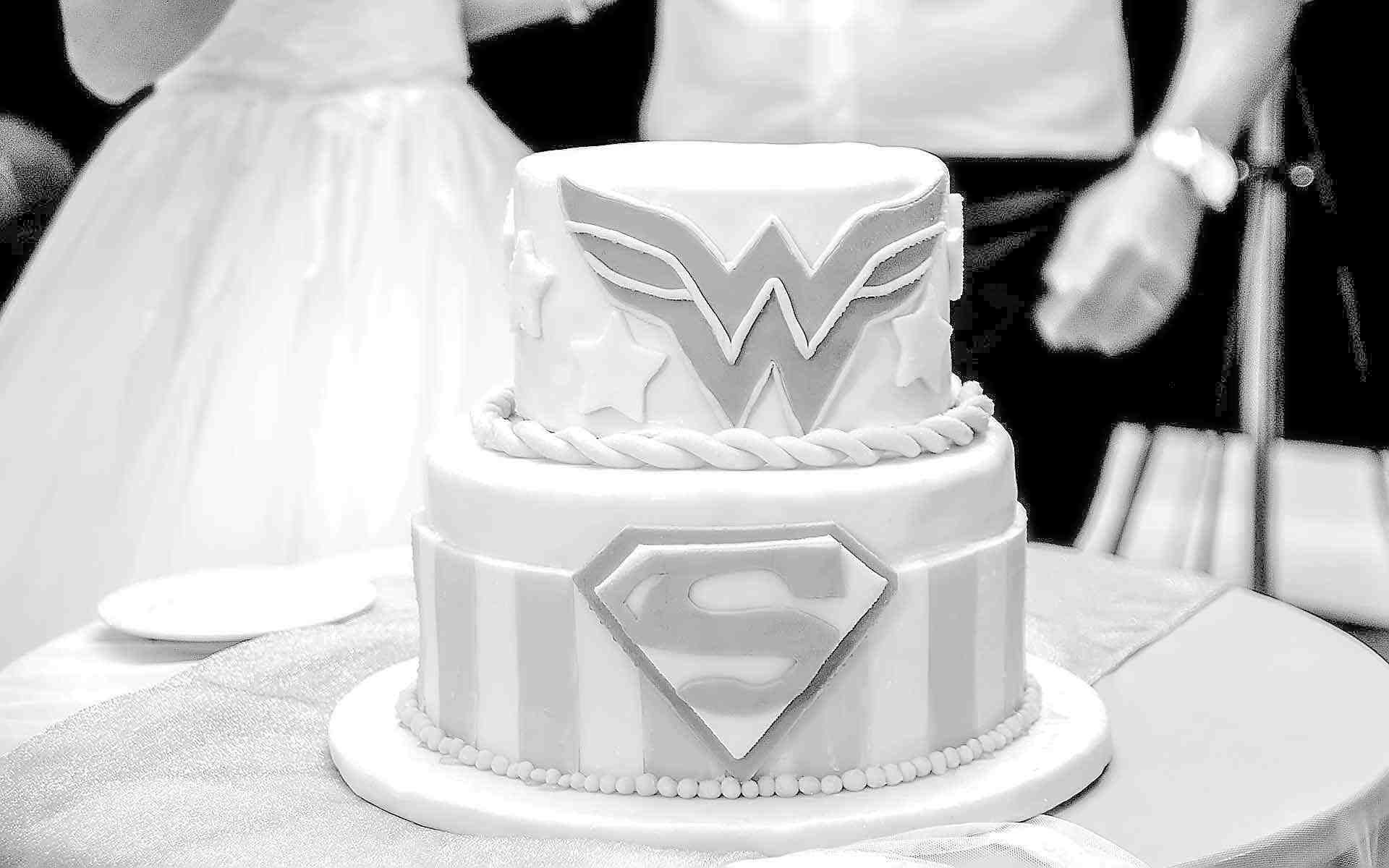 Wedding-Cake-With-Wonder-Woman-For-The-Bride-Superman-For-The-Groom