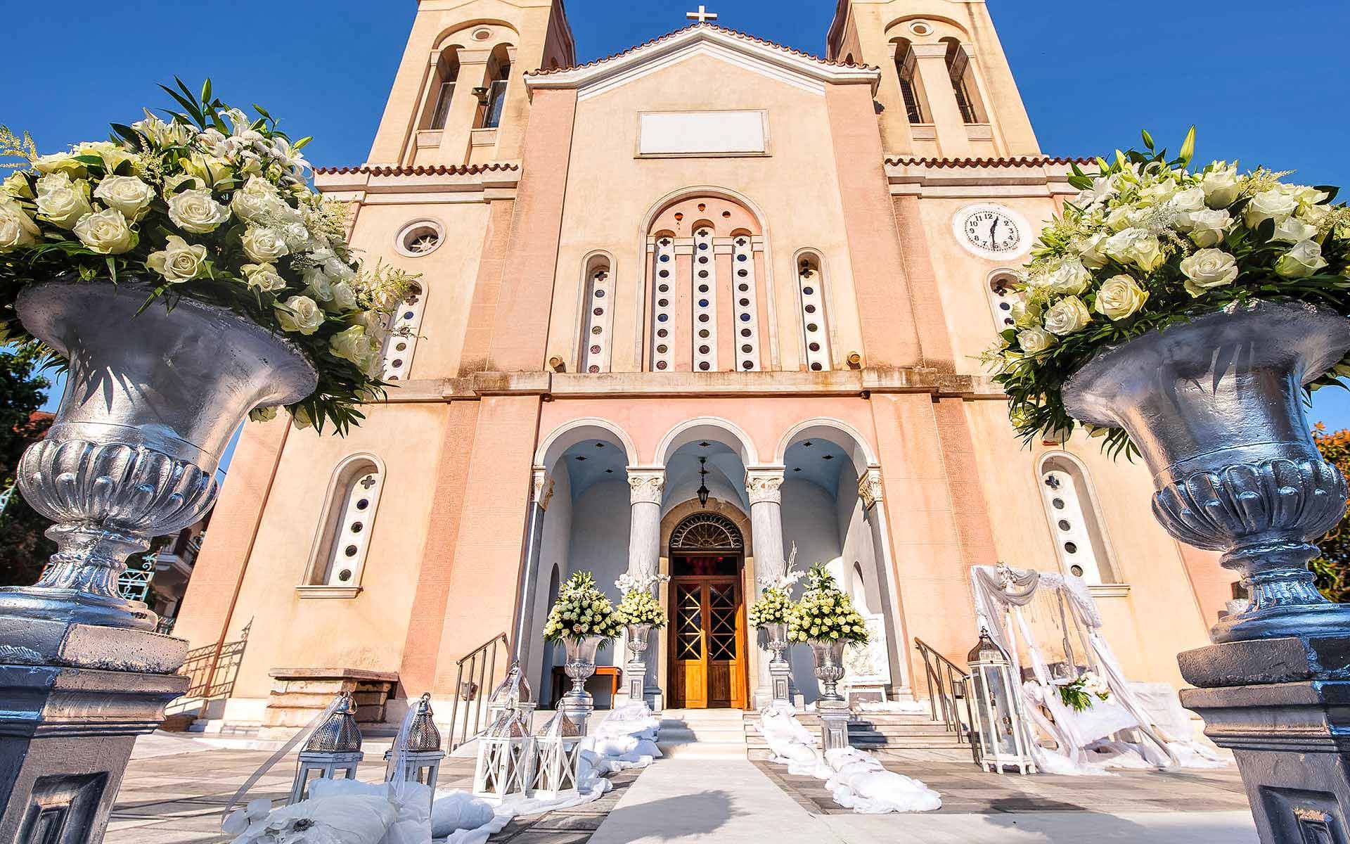 Luxurious-wedding-church-decoration-with-silver-urns-and-white-flowers-by-Diamond-Events