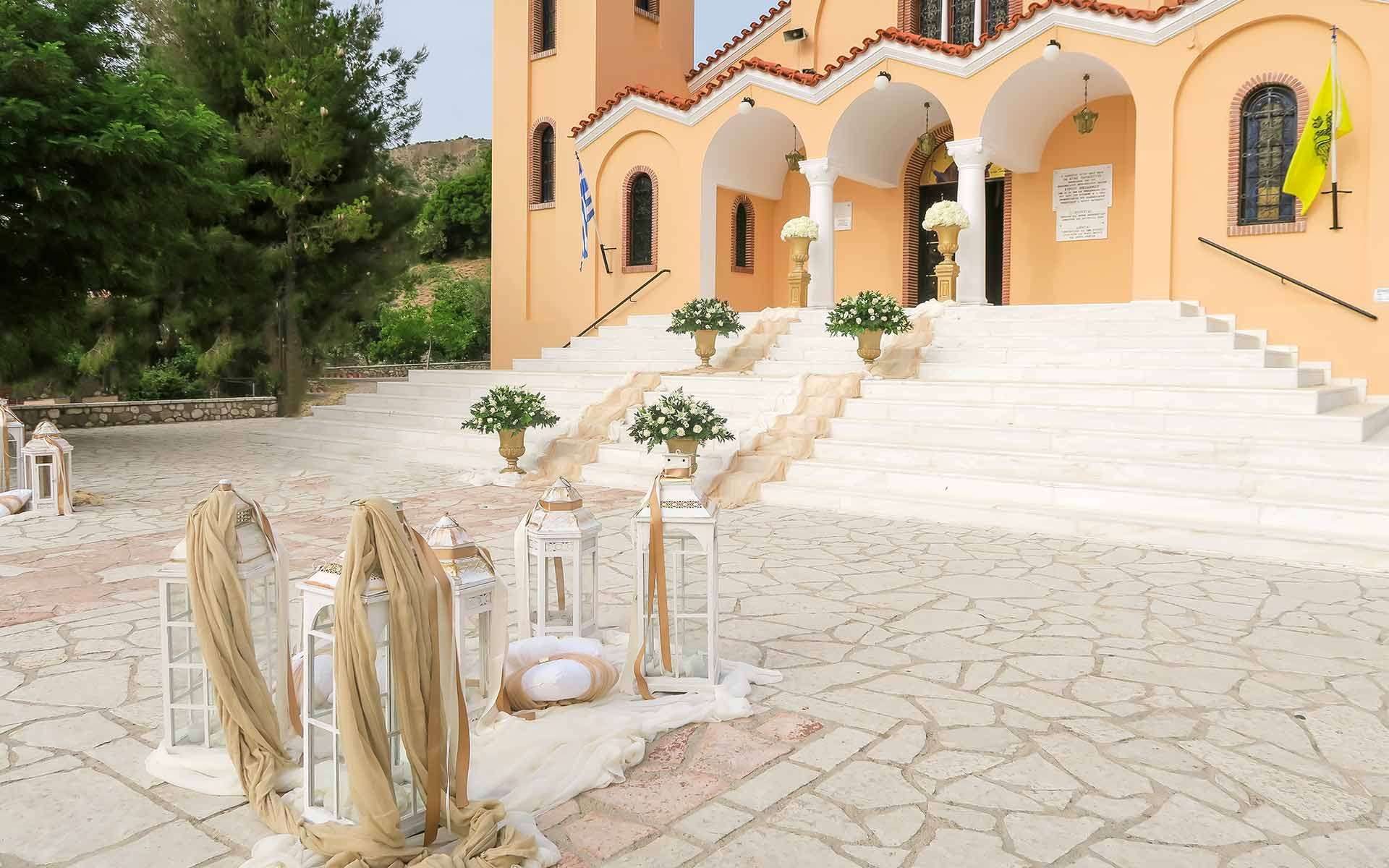 Simple-and-chic-church-arrangement-in-gold-by-Diamond-Events-Wedding-Event-planning-services