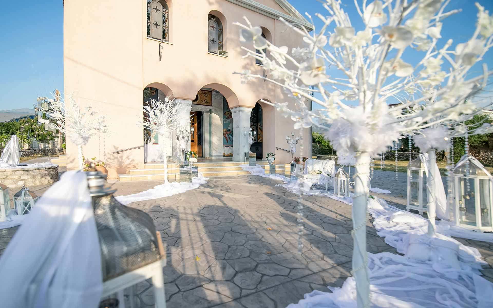 Wedding-Ceremony-Under-White-Trees-Decor-Ideas-by-Diamond-Events