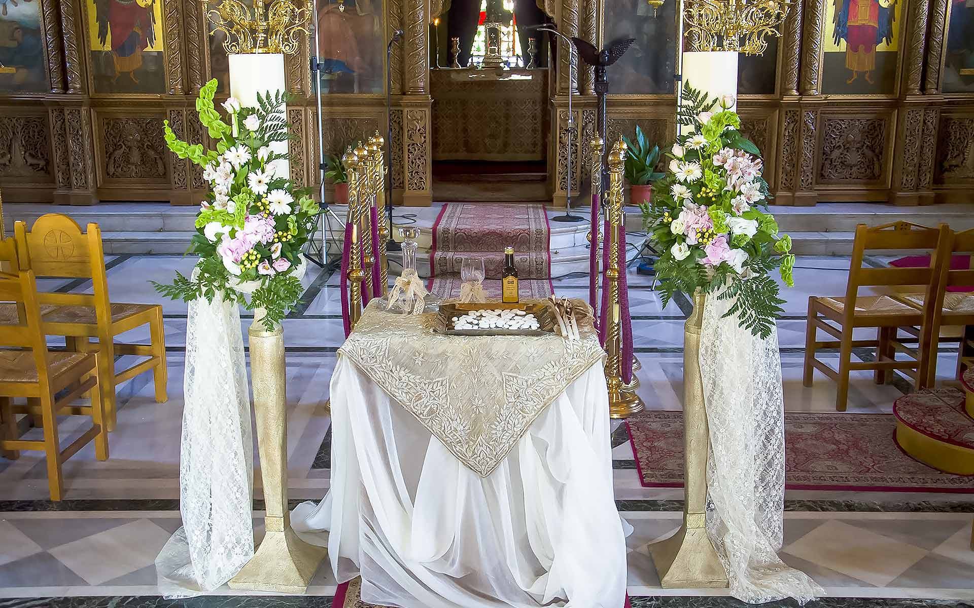 Wonderful-composition-with-candles-and-flowers-by-Diamond-Events-Wedding-Event-planning-services