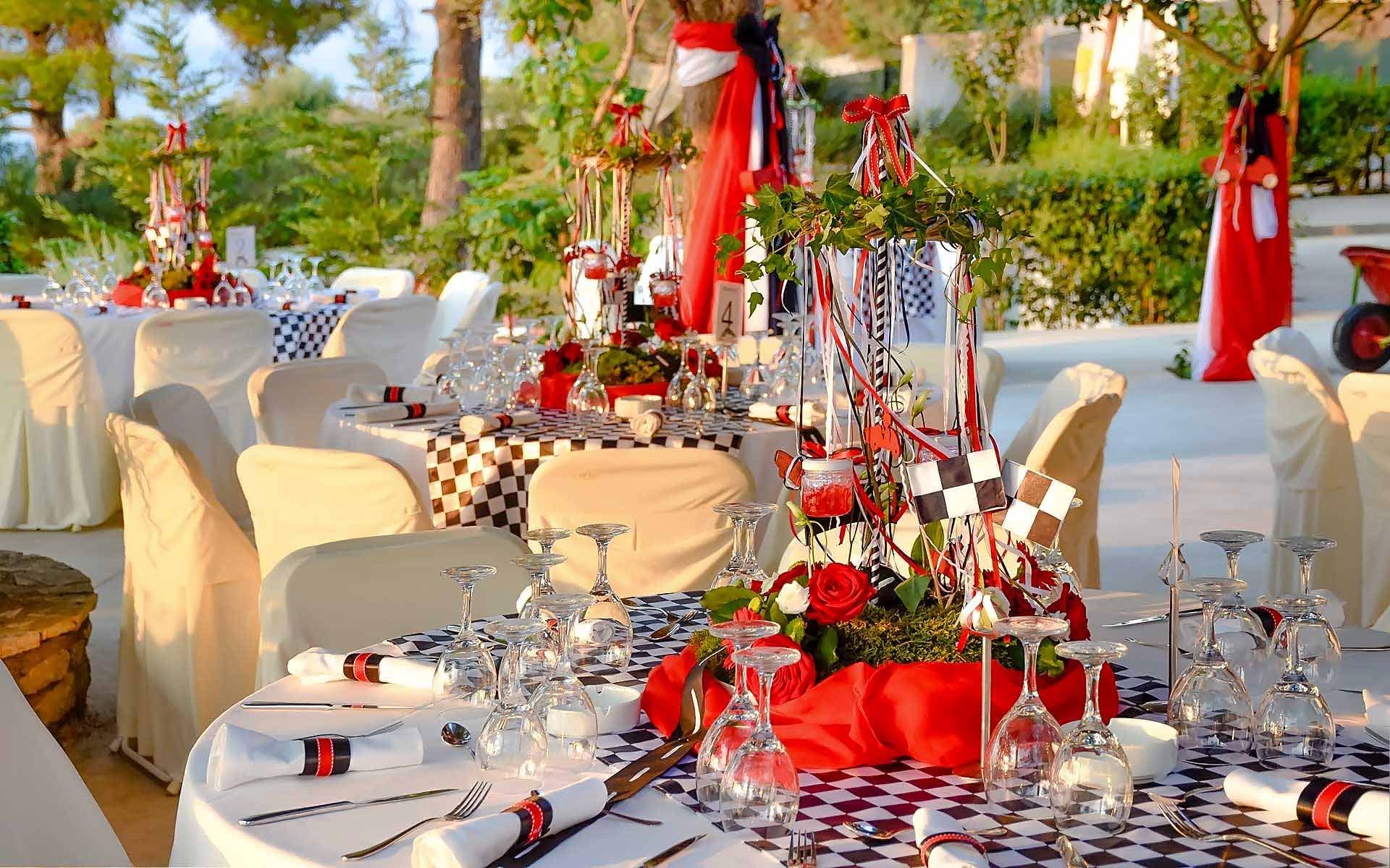 Elegant-Flower-Carousel-Centerpiece-In-Red-Flowers-And-Flags