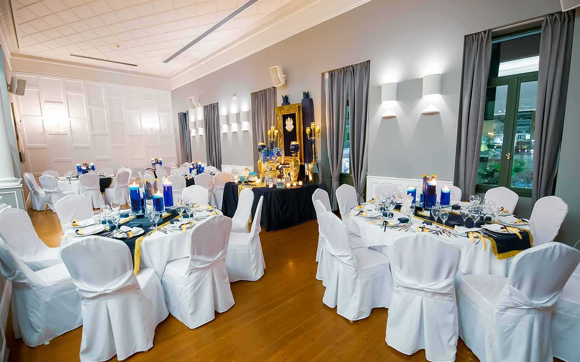 Table-Centerpieces-In-Blue-and-Gold