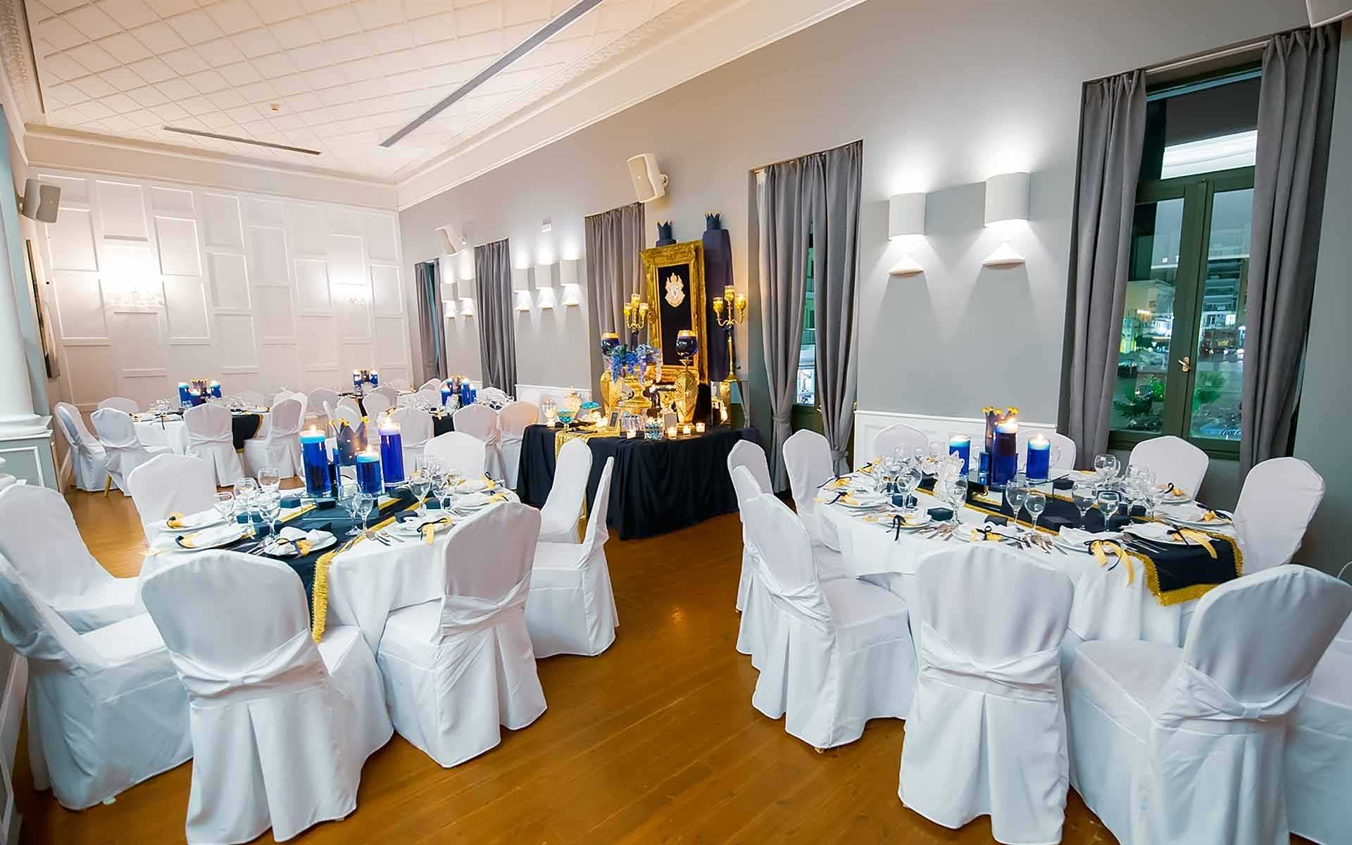 Table-Centerpieces-In-Blue-and-Gold