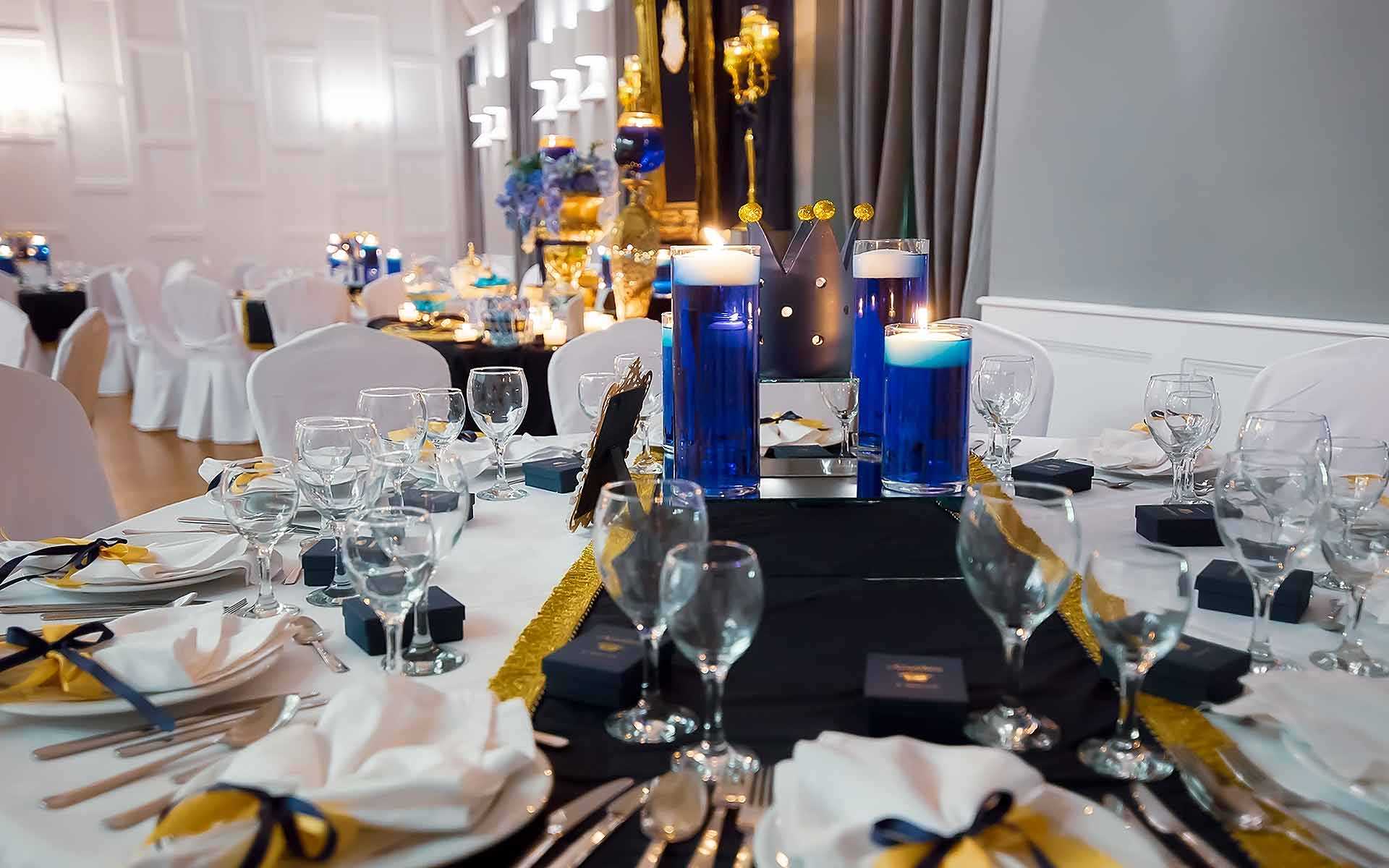 royal-blue-and-gold-centerpiece