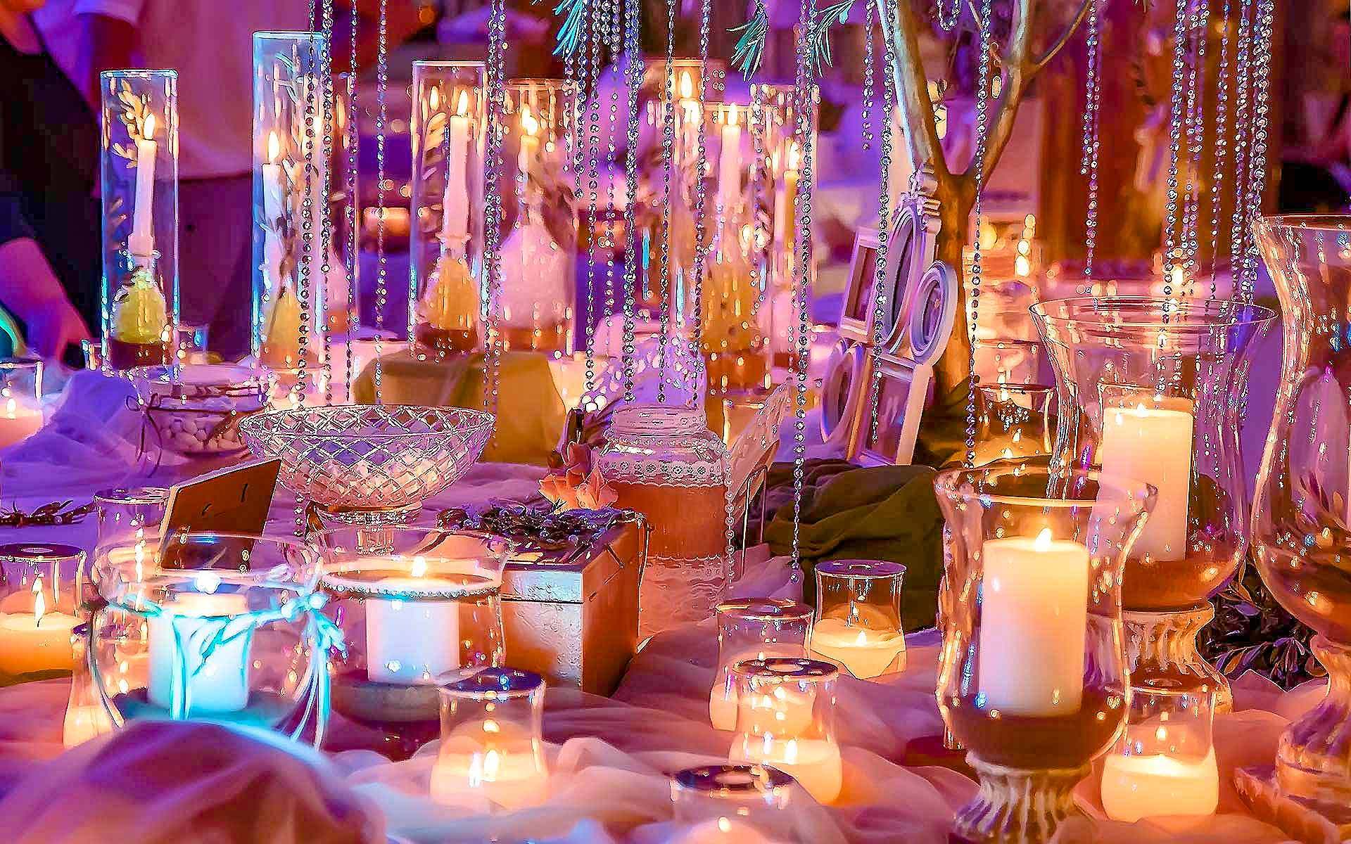 Lighting-With-Candles-And-Vases-For-A-Romantic-Wedding-Decoration