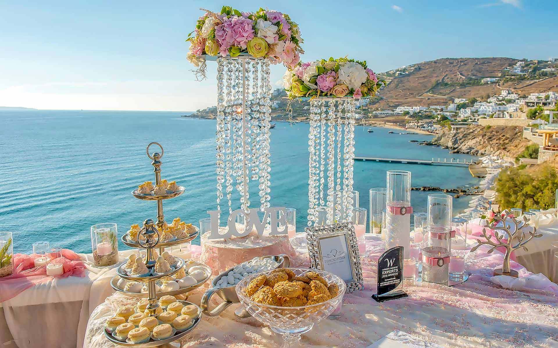 Luxury-Crystals-And-Wedding-Desserts-Are-A-Painting-In-Mykonos-Island