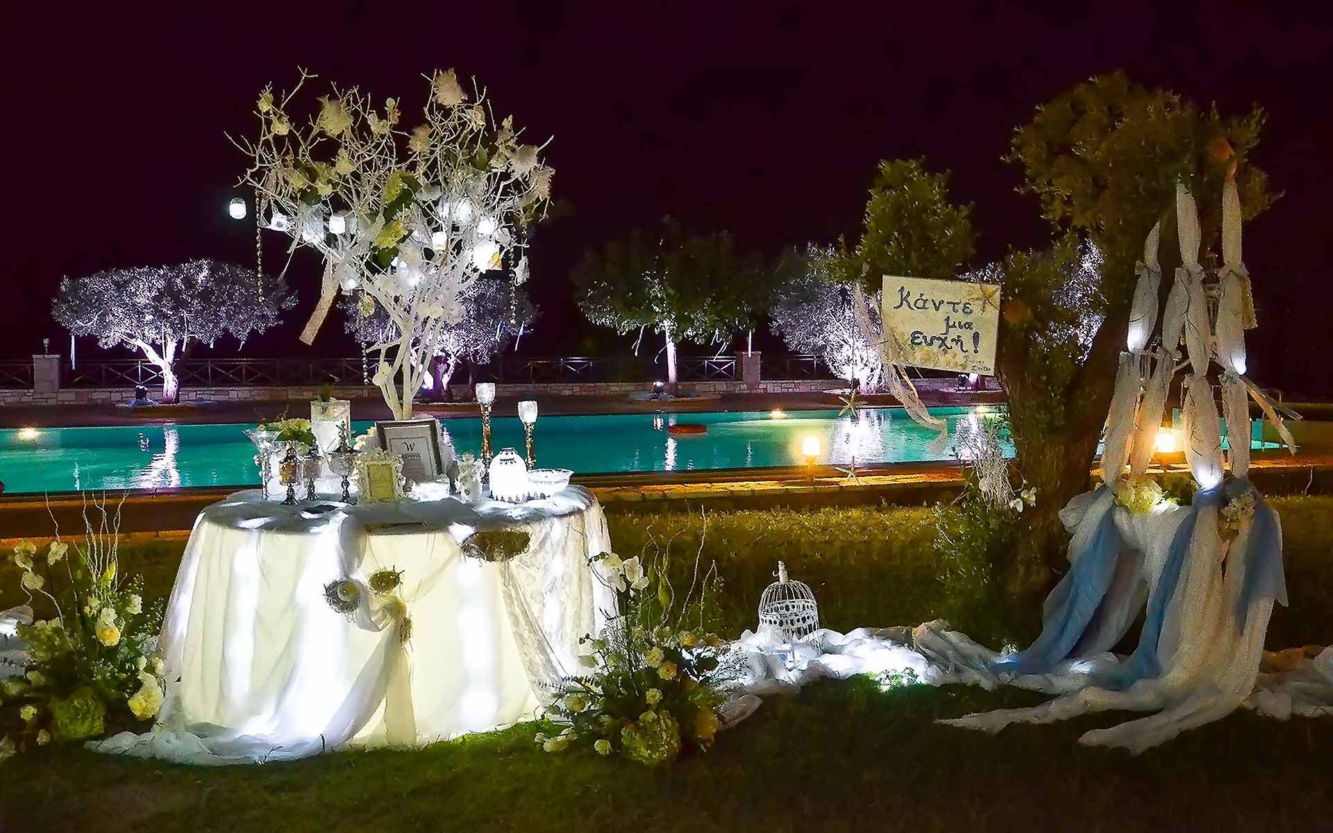 Make-a-wish-for-the-newlyweds-at-this-glowing-guest-table-by-Diamond-Events