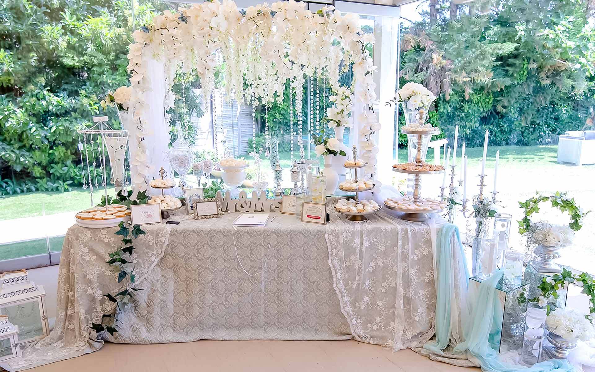 Stunning-wedding-guest-book-table-for-your-guest-to-sign-in.