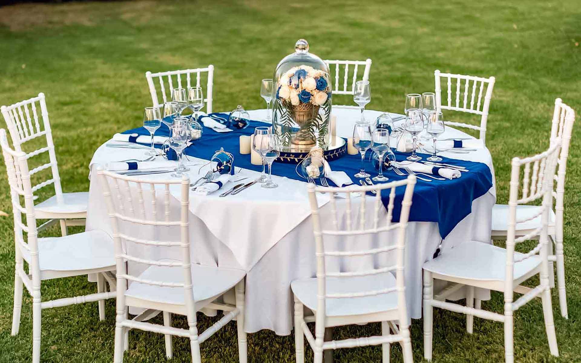 Table arrangements for your wedding in romantic blue by Rogdaki Events Trademark