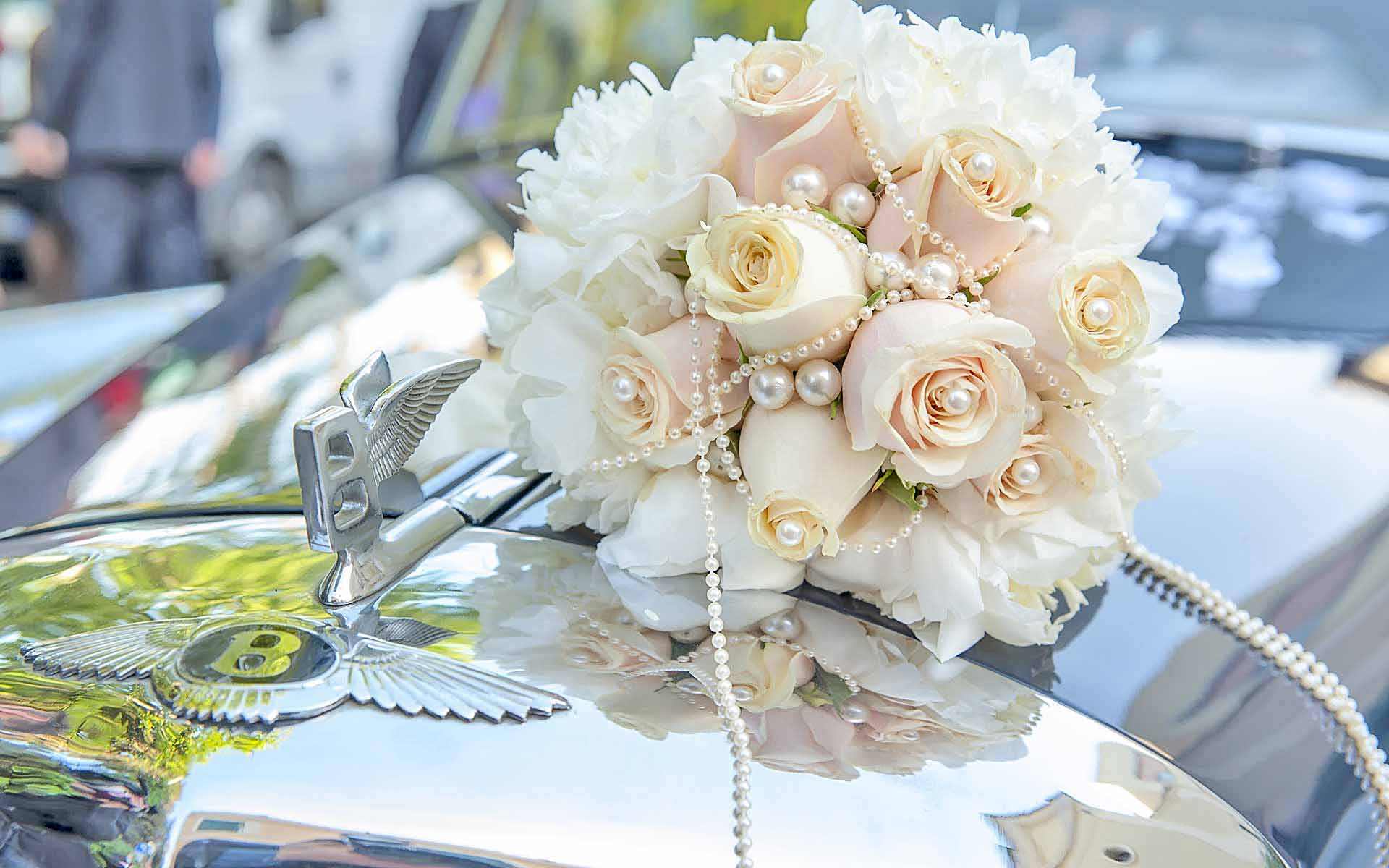 Bentley-Wedding-Limousine-With-Flower-Arrangement-And-Pearls