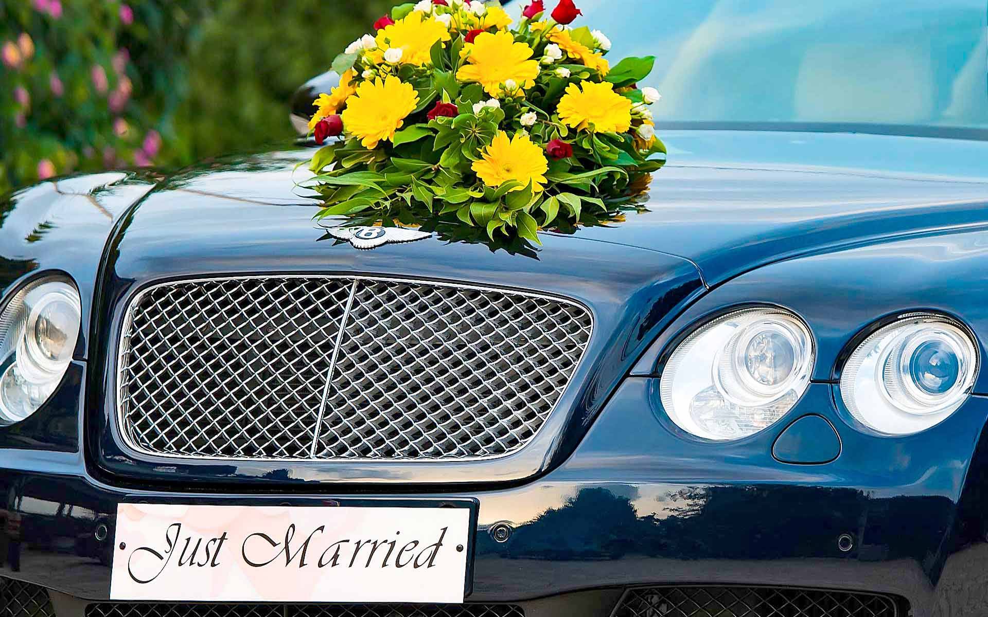 Just-Married-Sign-With-Bouquet-In-A-Black-Bentley