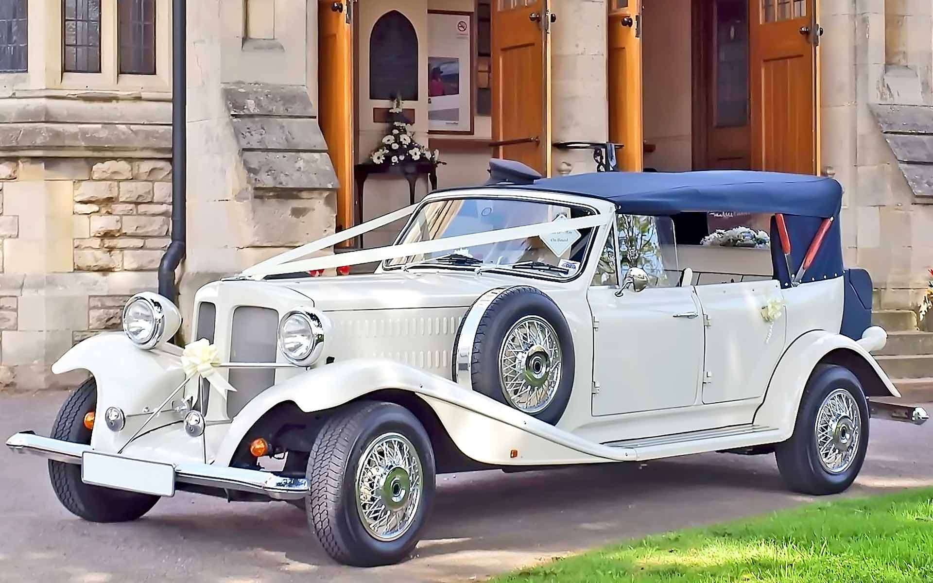 Vintage-Cars-Are-A-Unique-Way-To-Travel-To-And-From-On-Your-Wedding-Day