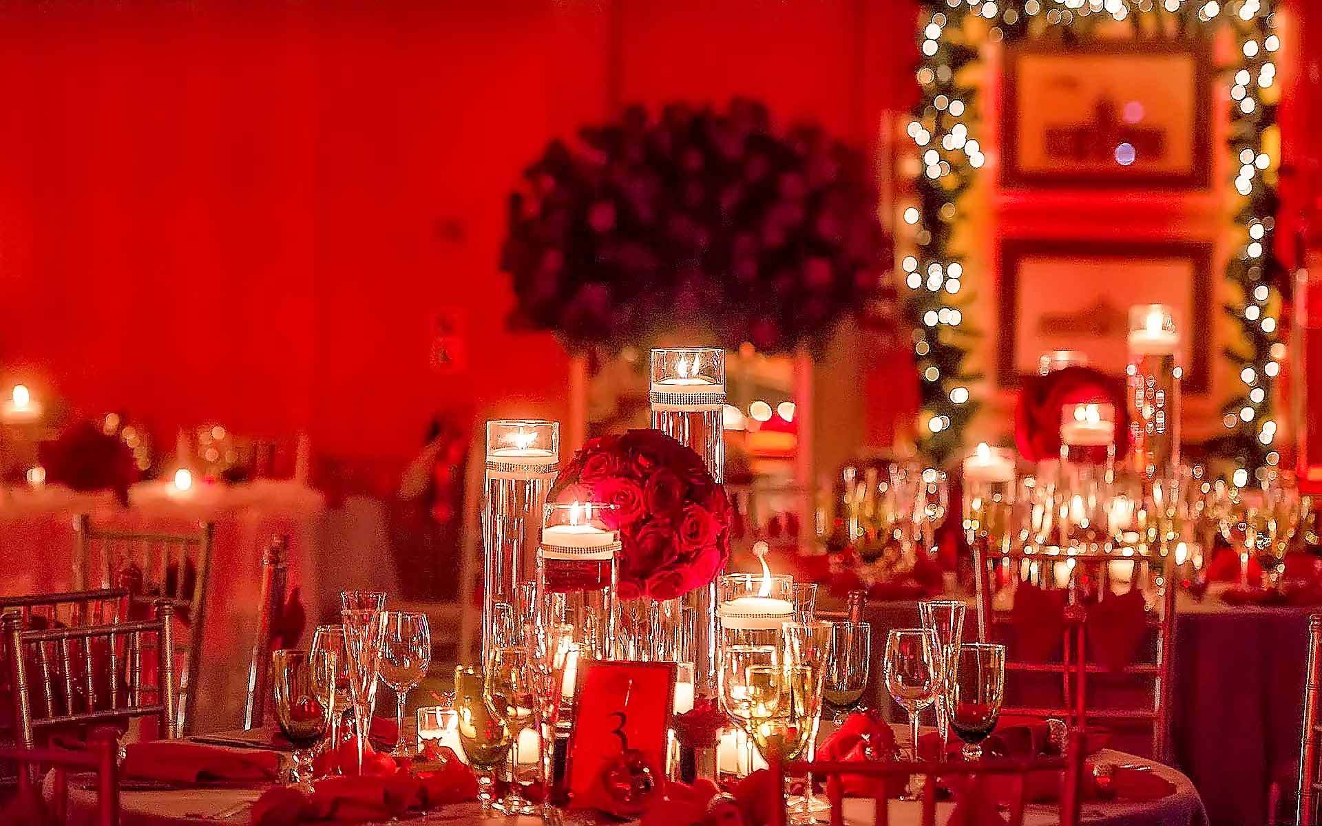 Awesome-christmas-wedding-table-set-up-decoration-in-red-and-gold