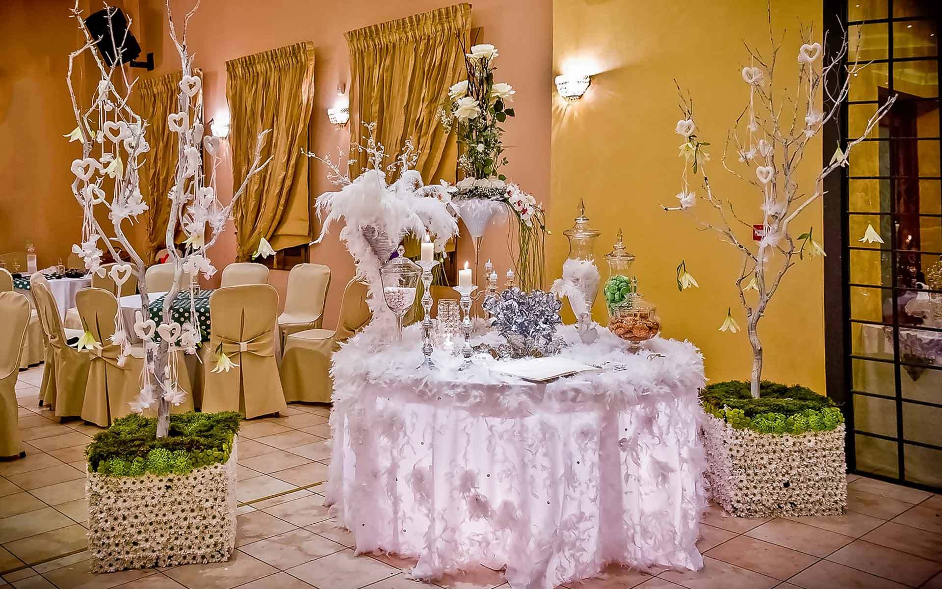 Glamorous-Trending-Wedding-Guest-Book-Sign-in-Table-Decoration-with-white-feathers