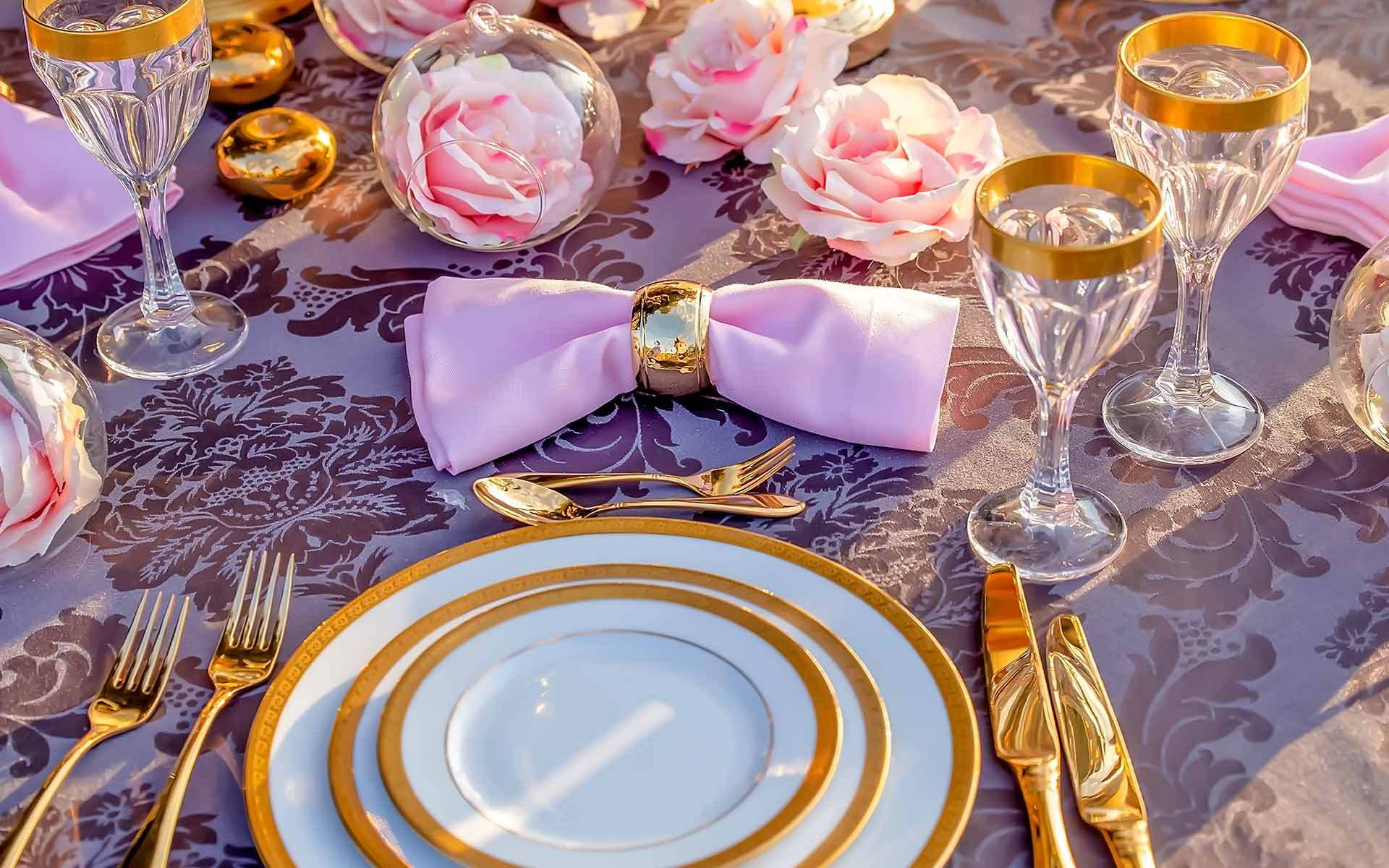Luxurious-Gold-Wedding-Table-Setting-by-Diamond-Events-Wedding-Event-services