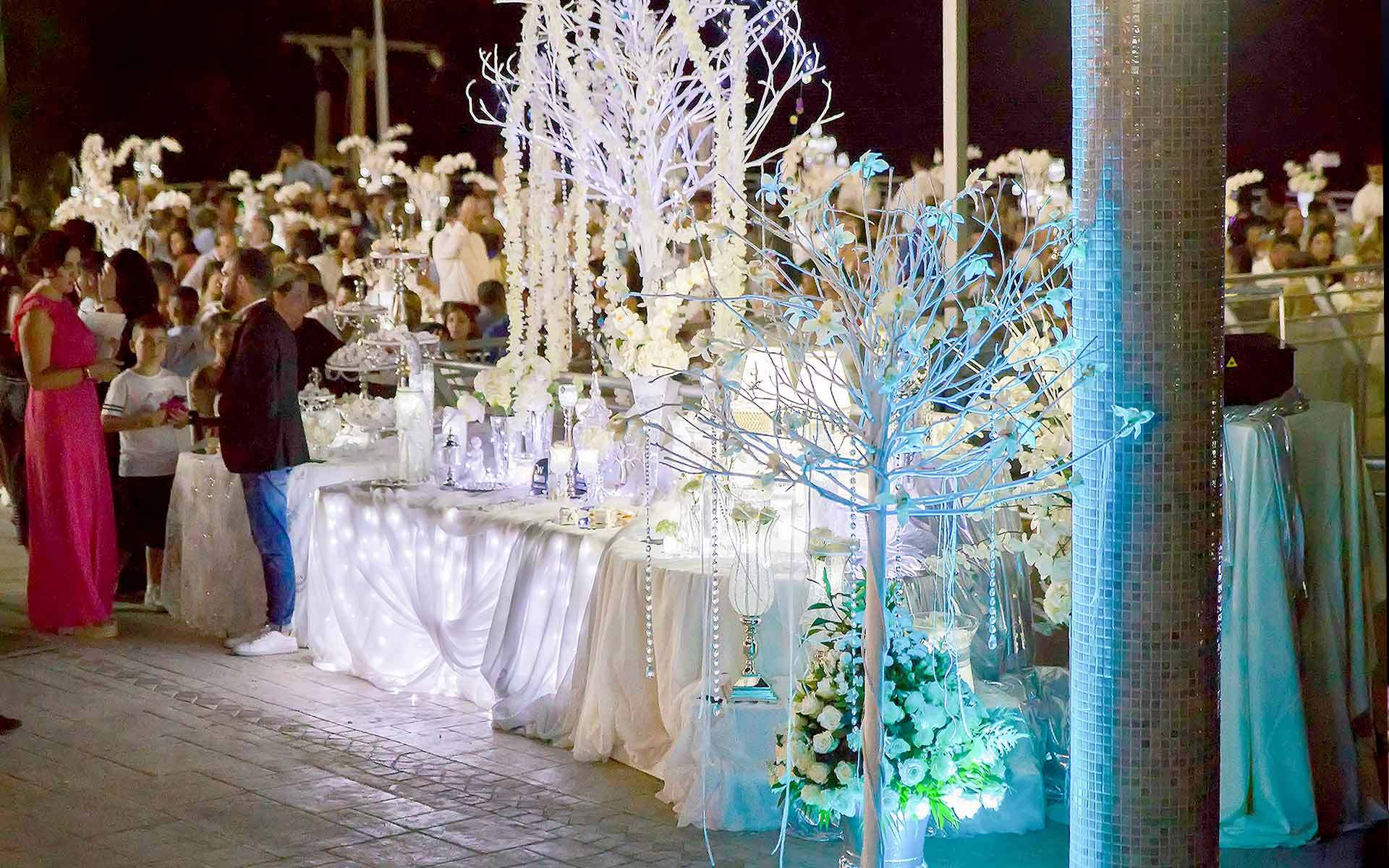 Minimalist-wedding-guest-book-table-by-Diamond-Events