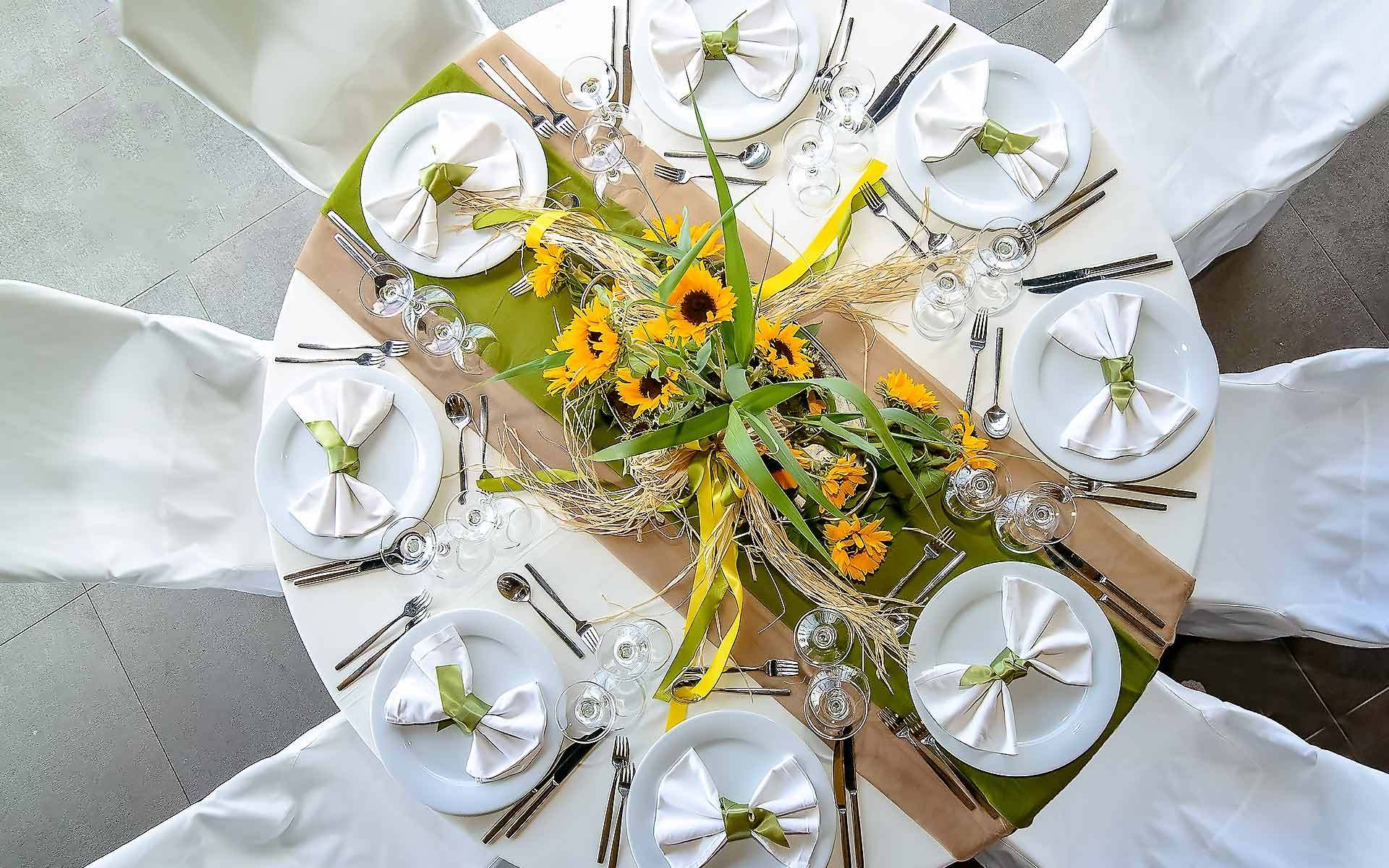 Stunning-rustic-centerpiece-with-sunflowers-by-Diamond-Events
