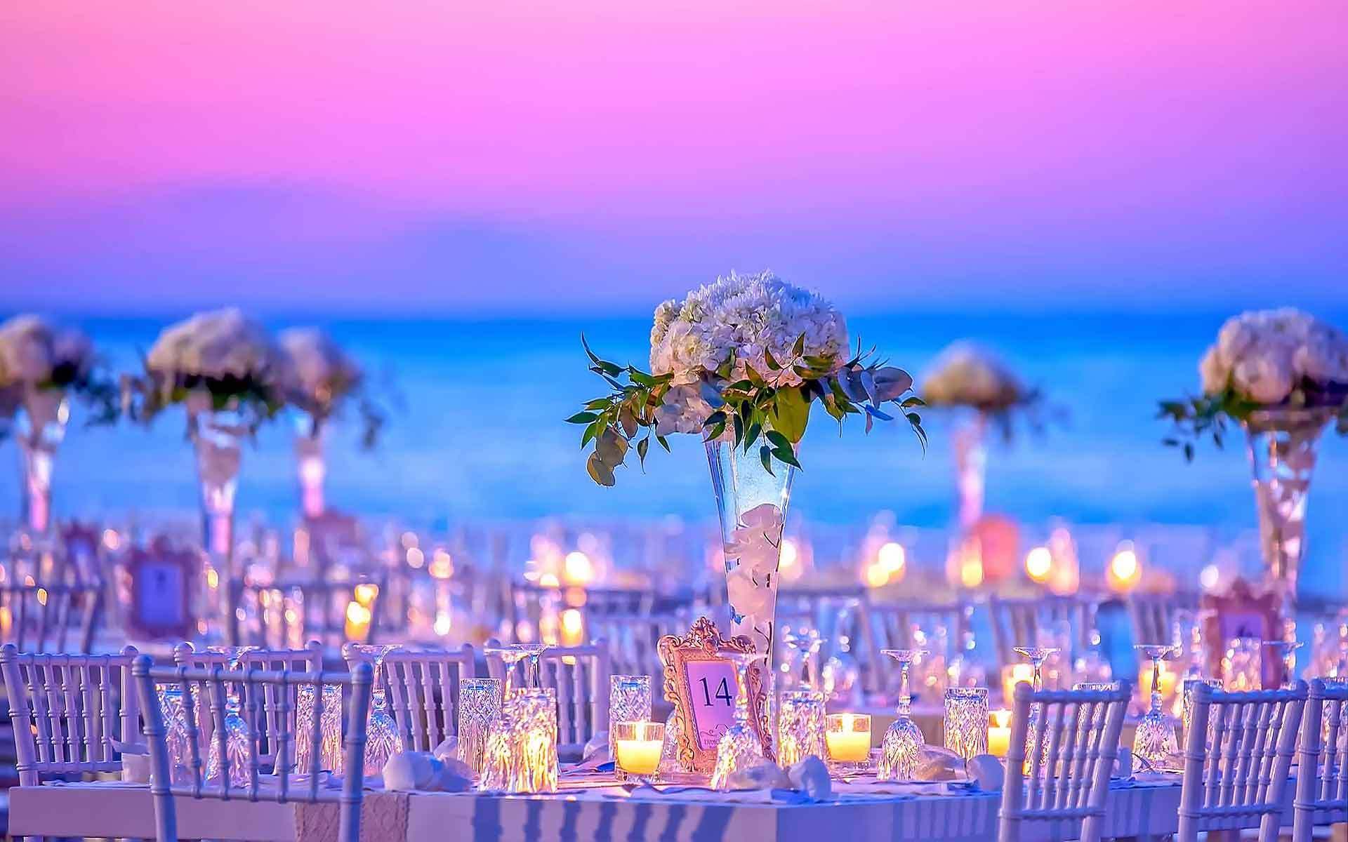 Tall-vases-with-white-hydrangeas-and-greenery-for-a-beach-style-wedding