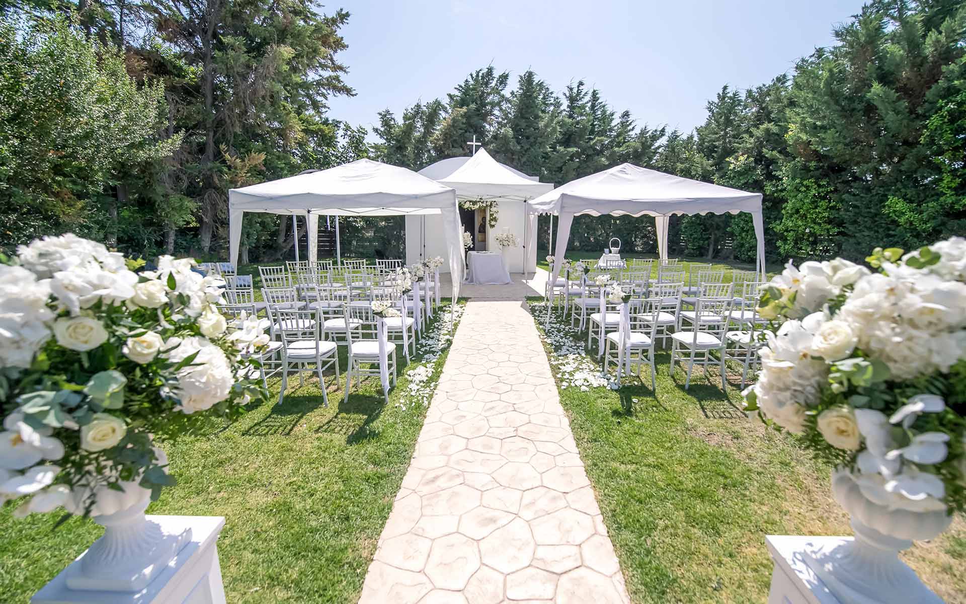 Romantic-outdoor-ceremony-decoration-in-total-white