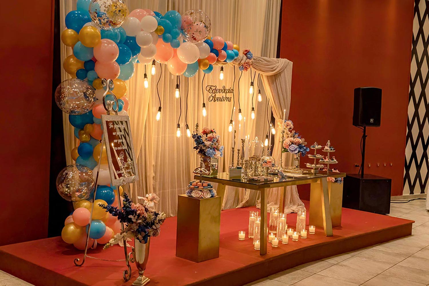 Timeless Elegance: Baptism in White & Gold 20 Backdrop elegance — Εντυπωσιακό σκηνικό βάπτισης με χρυσές λεπτομέρειες, μπαλόνια και φωτισμό, υπογραφή Rogdaki Events.