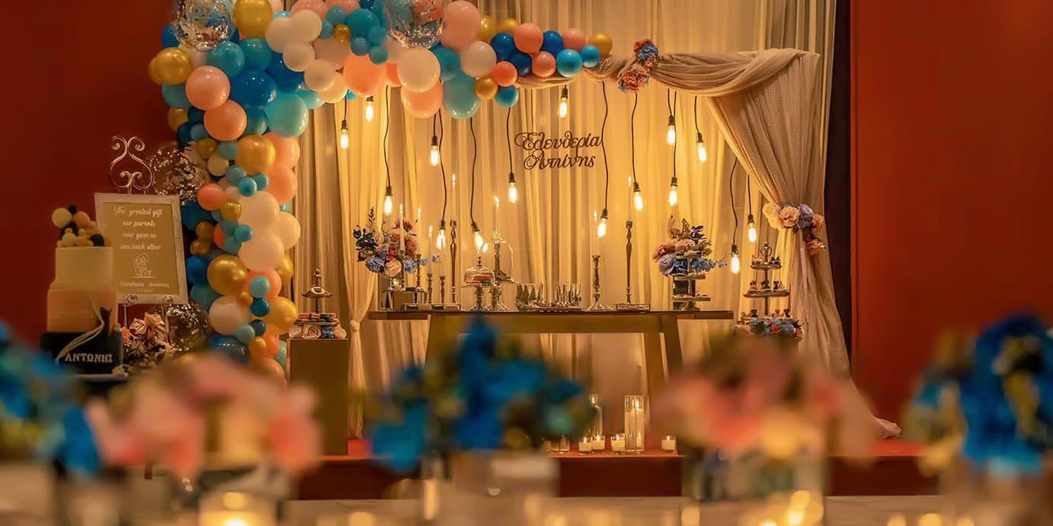 Timeless Elegance: Baptism in White & Gold 14 Balloon arch — Εντυπωσιακή αψίδα μπαλονιών και φωτισμός με ρομαντική αύρα Rogdaki Events