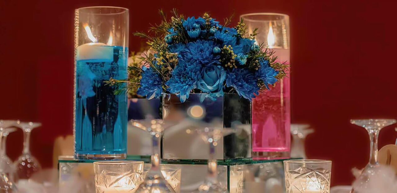 Blue & pink glow — Λαμπερή διακόσμηση τραπεζιού με μπλε και ροζ κεριά, αριστοκρατική πινελιά Rogdaki Events