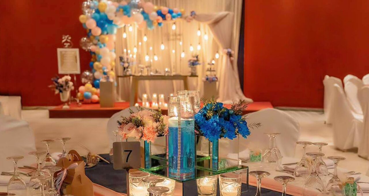 Candlelit tablescape — Πολυτελές τραπέζι με κεριά και άνθη, σε navy και ροζ αποχρώσεις Rogdaki Events
