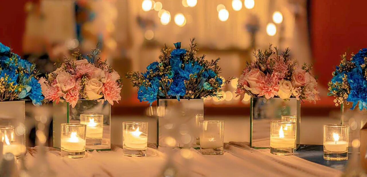Elegant reception hall — Αριστοκρατική αίθουσα δεξίωσης σε λευκό και navy, στολισμένη με πολυτέλεια Rogdaki Events