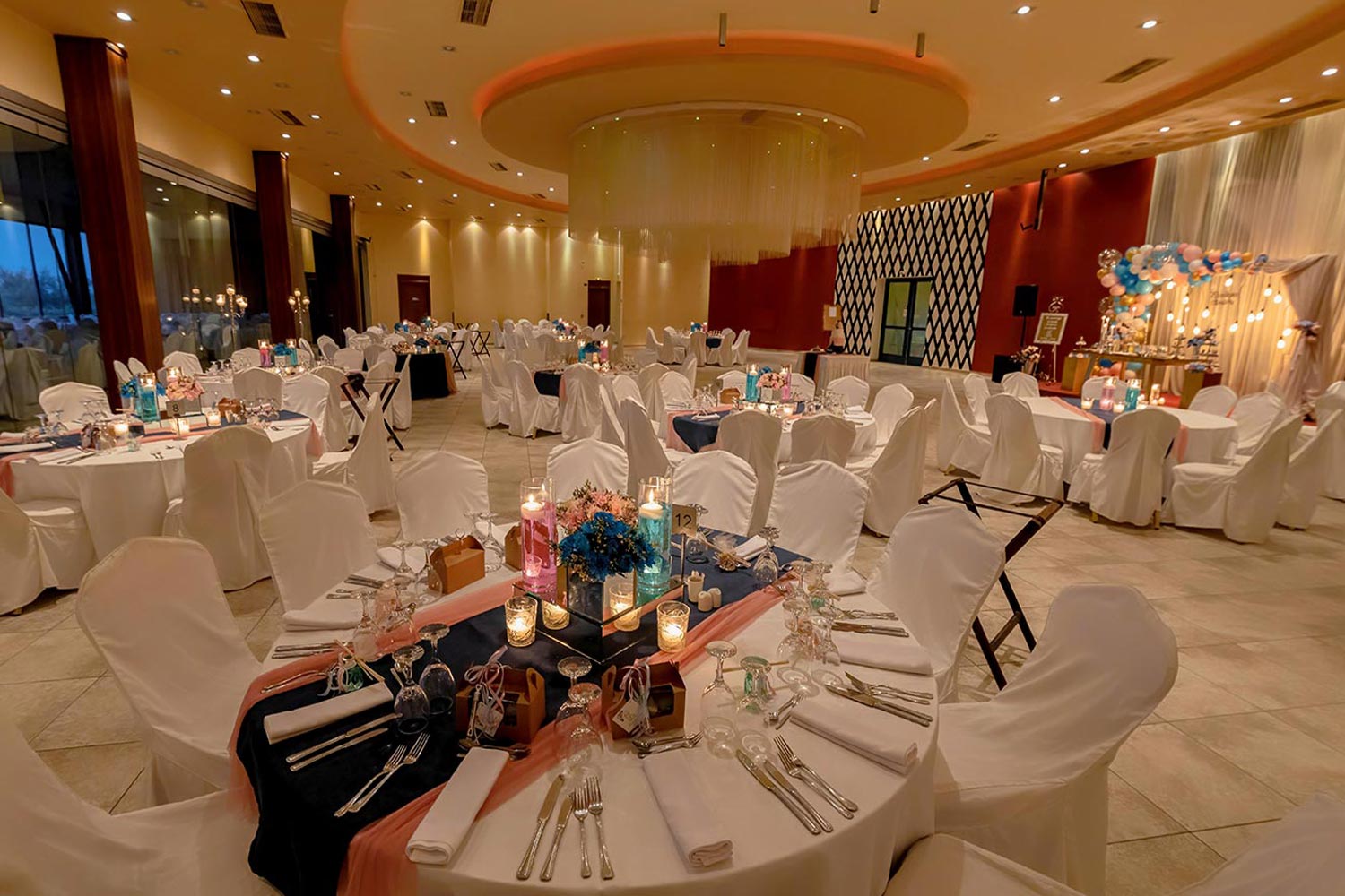 Timeless Elegance: Baptism in White & Gold 7 Reception luxury — Αριστοκρατική αίθουσα δεξίωσης με ρομαντικό φωτισμό, navy και ροζ πινελιές, δημιουργία Rogdaki Events