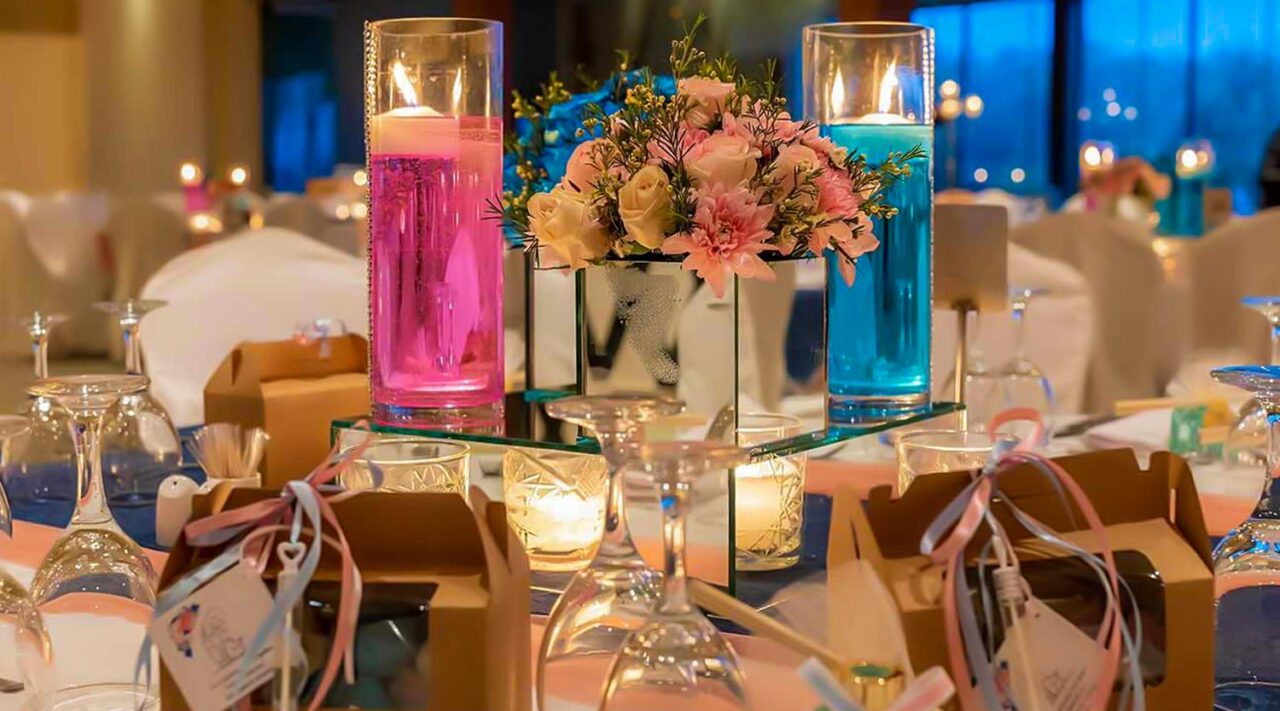 Romantic table décor — Κεντρικό στολισμό με κυλινδρικά κεριά, άνθη και καθρέφτη, υπογραφή Rogdaki Events
