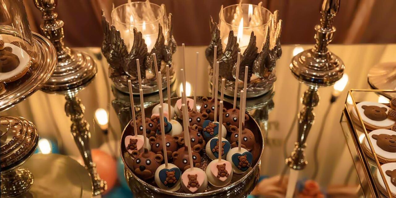 Αριστοκρατικά cake pops με σχέδιο αρκουδάκι, σε λευκό, ροζ και navy αποχρώσεις, από Rogdaki Events