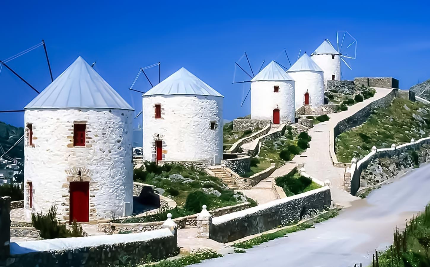 Επιλογές ελληνικών νησιών για το γάμο σας! 2 Ιστορικοί ανεμόμυλοι στις πλαγιές της Λέρου, προσφέρουν αυθεντικό σκηνικό για φωτογραφίες και pre wedding στιγμές.