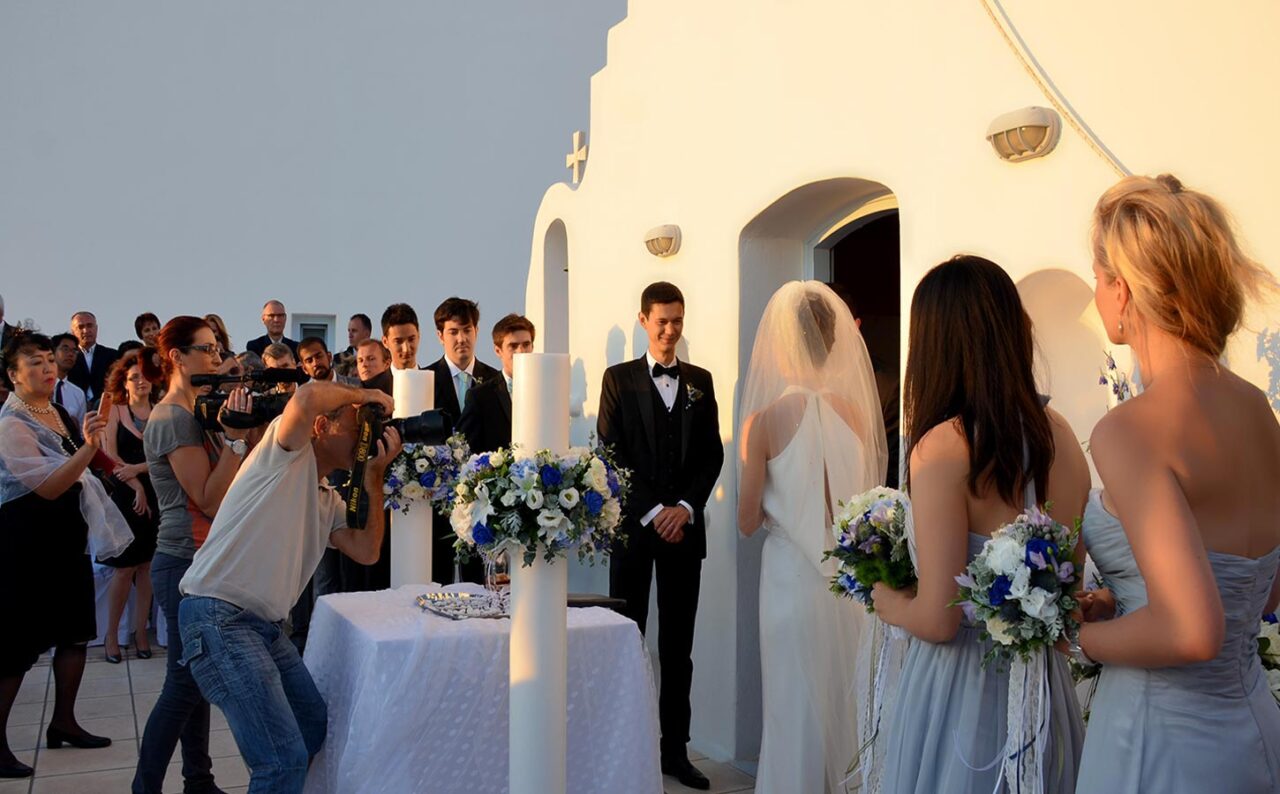 Γαμήλιος προορισμός Μύκονος 3 Κομψή τελετή σε ιδιωτικό παρεκκλήσι, με διακριτική, κλασική διακόσμηση σε λευκό και μπλε.