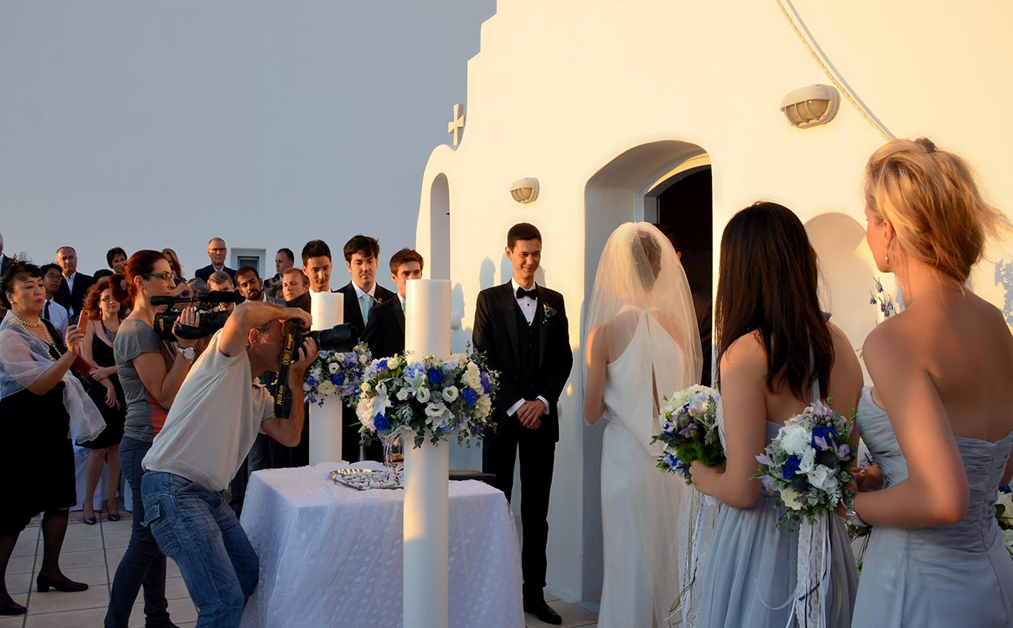 Γαμήλιος προορισμός Μύκονος 3 Κομψή τελετή σε ιδιωτικό παρεκκλήσι, με διακριτική, κλασική διακόσμηση σε λευκό και μπλε.