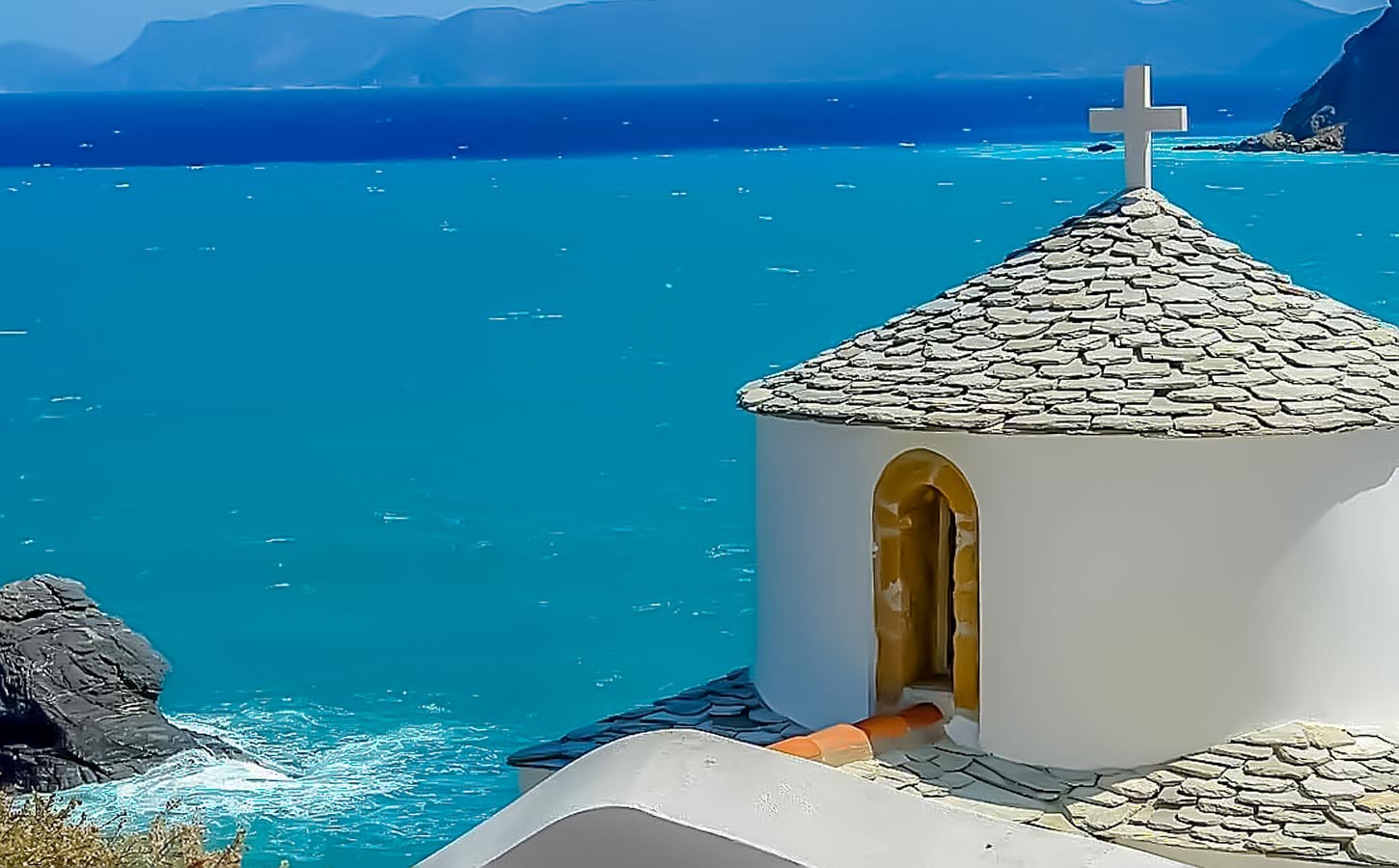 Επιλογές ελληνικών νησιών για το γάμο σας! 1 Λευκό εκκλησάκι με θέα στα τιρκουάζ νερά, ένα γαλήνιο σκηνικό για παραδοσιακή τελετή σε νησί των Σποράδων.