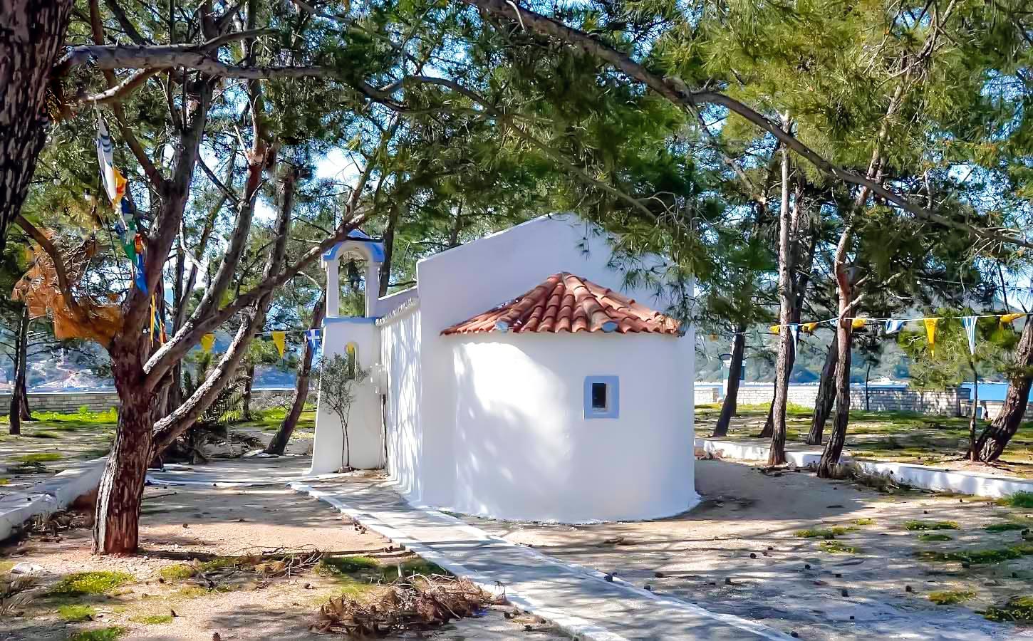 Επιλογές ελληνικών νησιών για το γάμο σας! 4 Μικρό παραθαλάσσιο εκκλησάκι μέσα στα πεύκα, ιδανικό για ιδιωτικές τελετές με την επιμέλεια της Rogdaki Events.