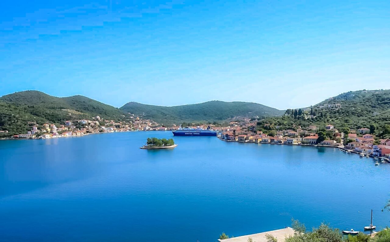 Ο φυσικός κόλπος του Βαθιού με τα παστέλ σπίτια δημιουργεί ένα αυθεντικό Ιόνιο τοπίο για refined destination weddings.